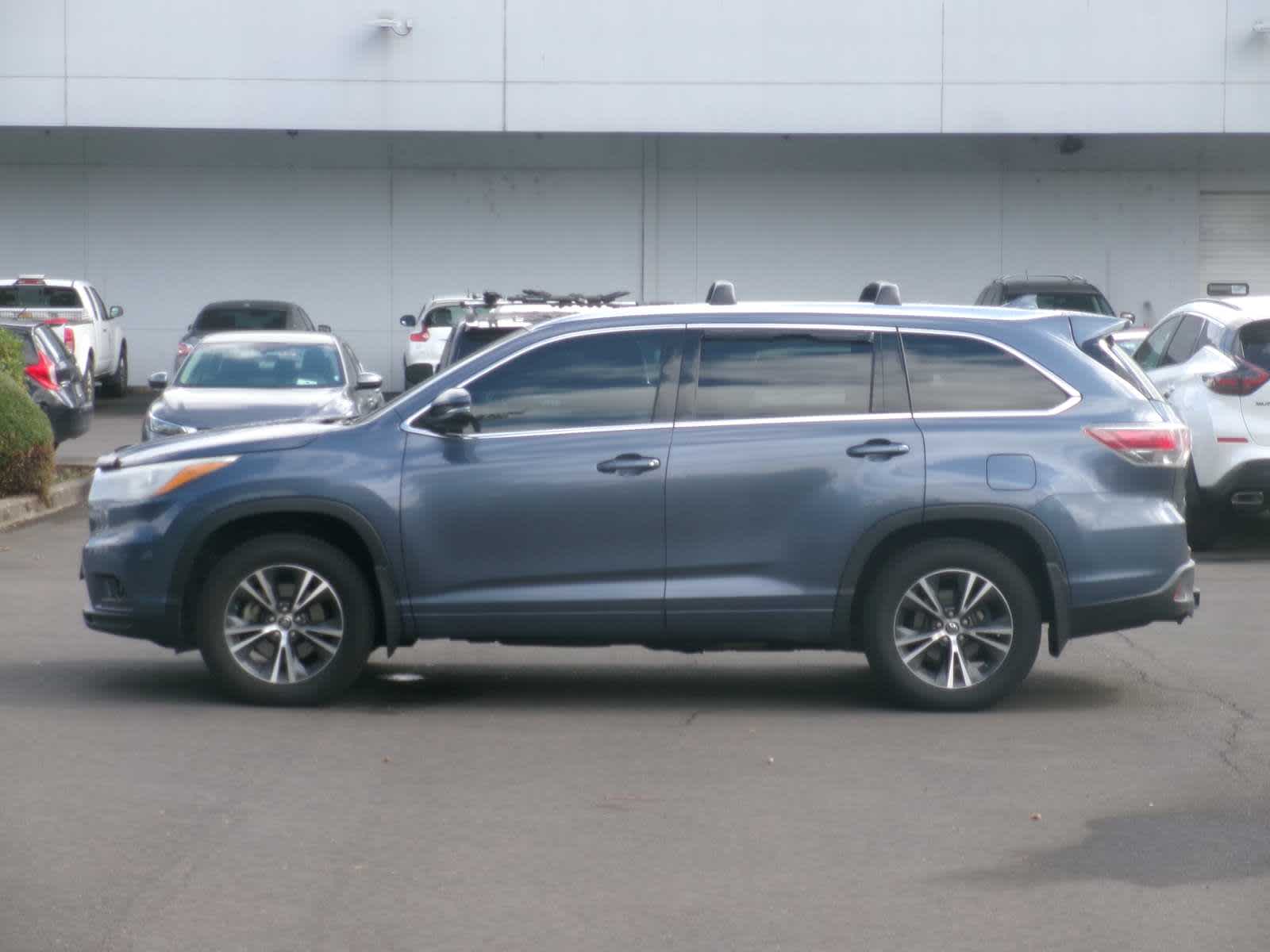 Used 2016 Toyota Highlander XLE with VIN 5TDJKRFH2GS330469 for sale in Eugene, OR