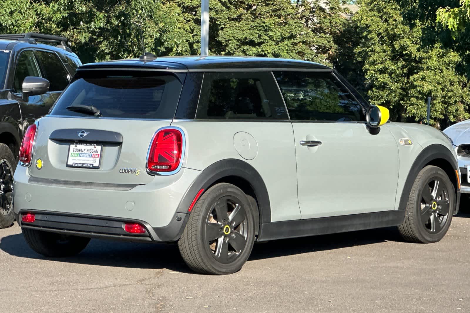 Used 2021 MINI Hardtop 2 Door SE with VIN WMWXP3C04M2N53040 for sale in Eugene, OR