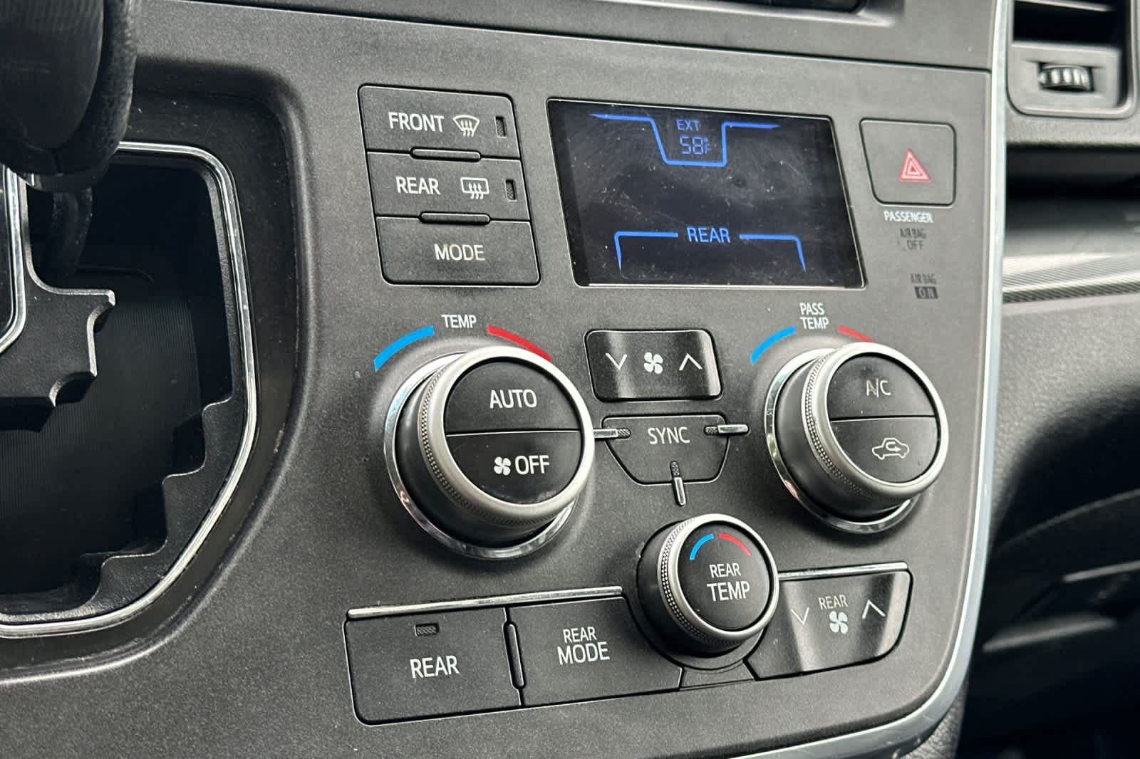 Thumbnail: 2015 Toyota Sienna - 22