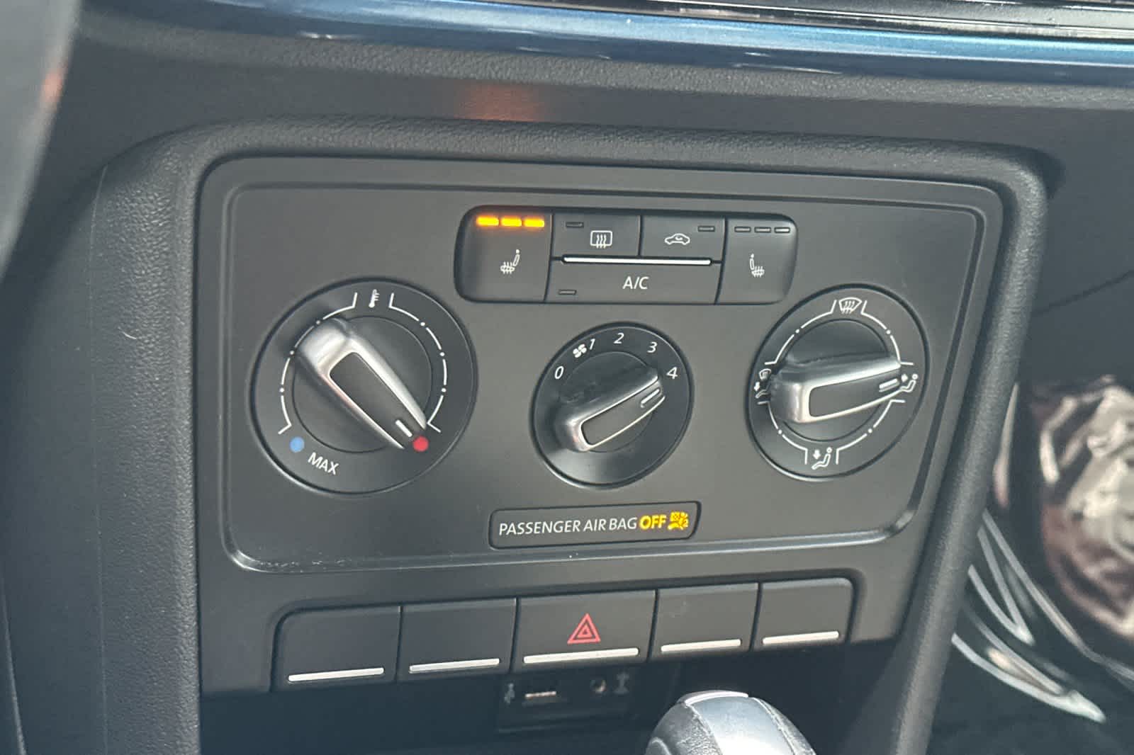 Thumbnail: 2017 Volkswagen Beetle - 21