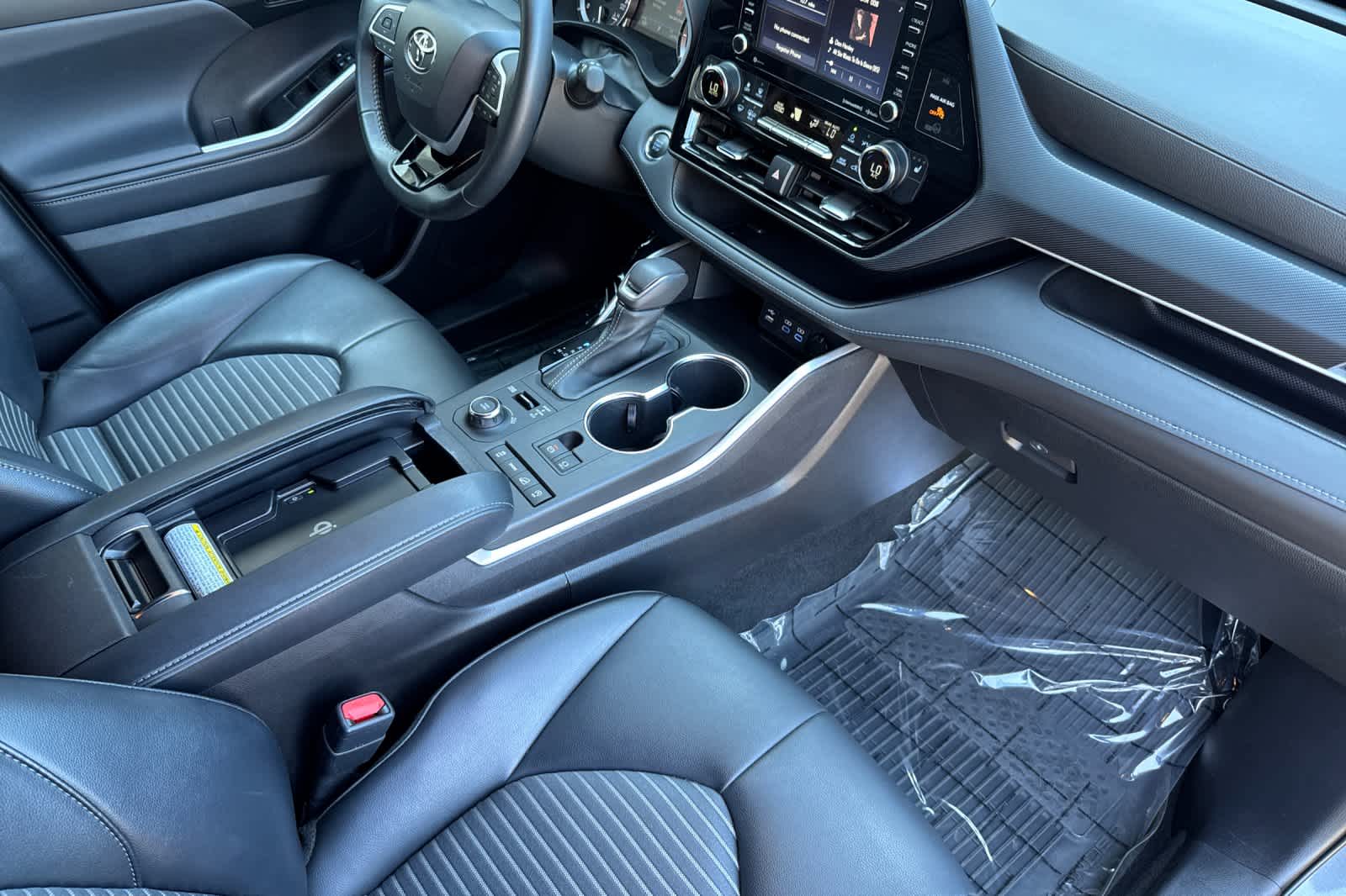 Thumbnail: 2022 Toyota Highlander - 17