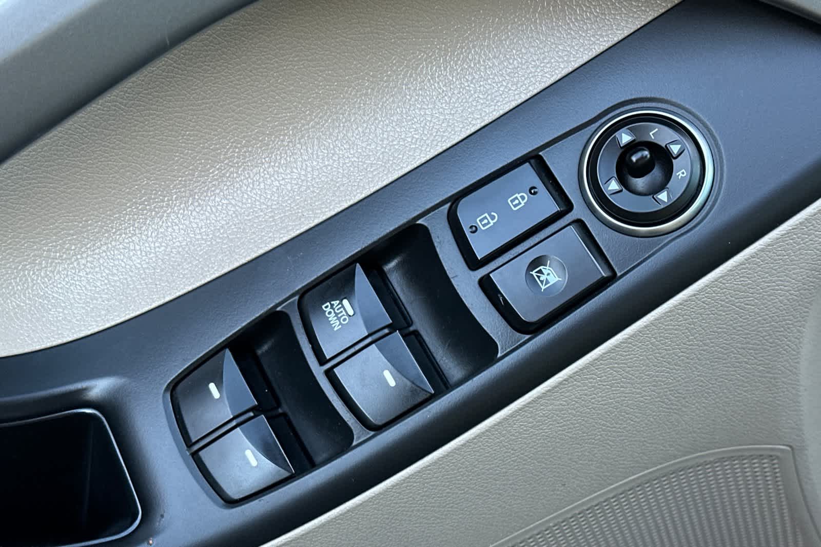 Thumbnail: 2014 Hyundai Elantra - 14