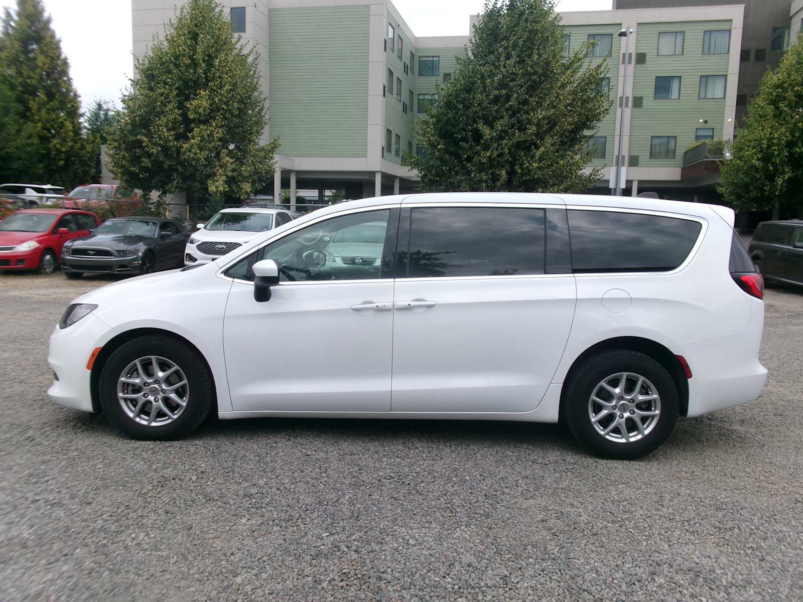 2022 Chrysler Voyager LX 2