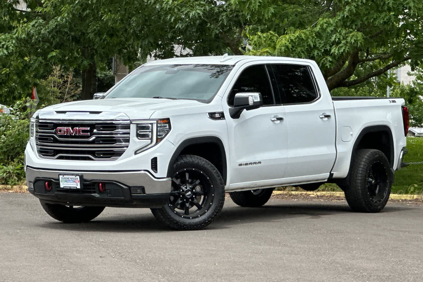 2022 GMC Sierra 4WD Crew Cab Short Box SLT's photo