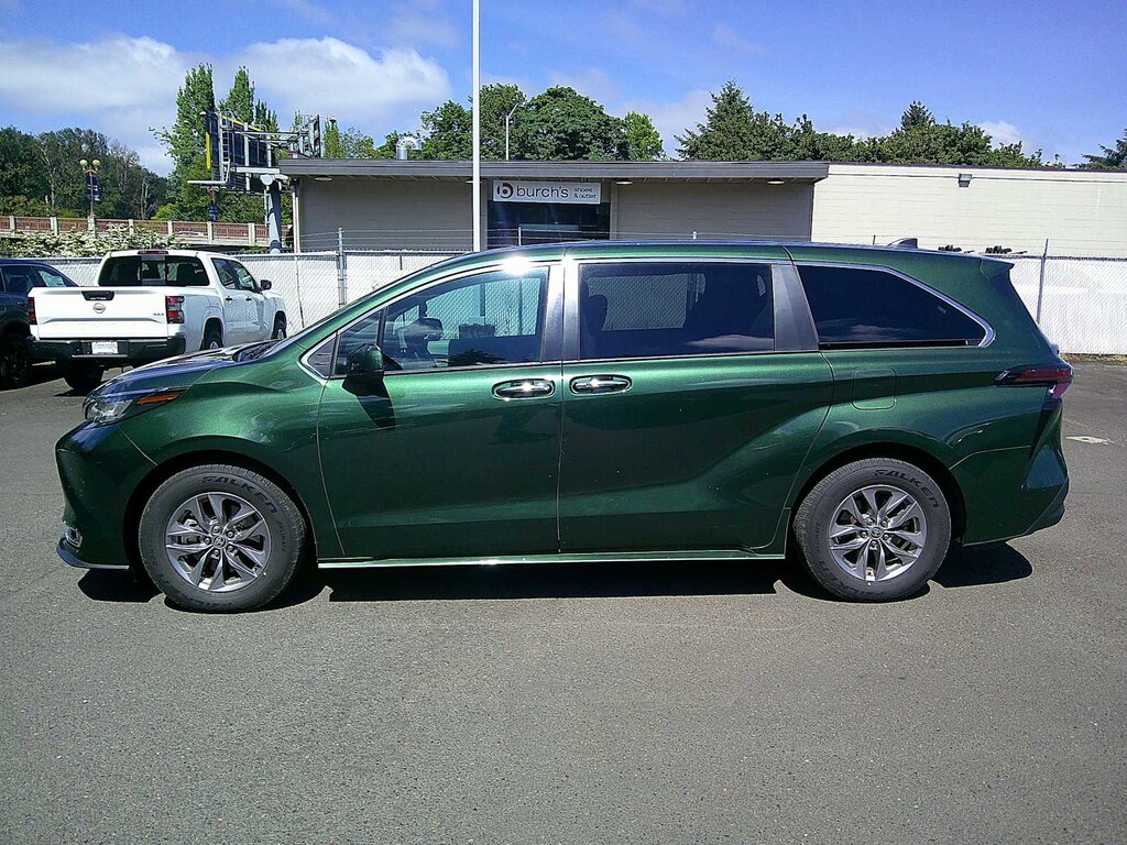 Used 2022 Toyota Sienna XLE 8 Passenger Van Passenger Van