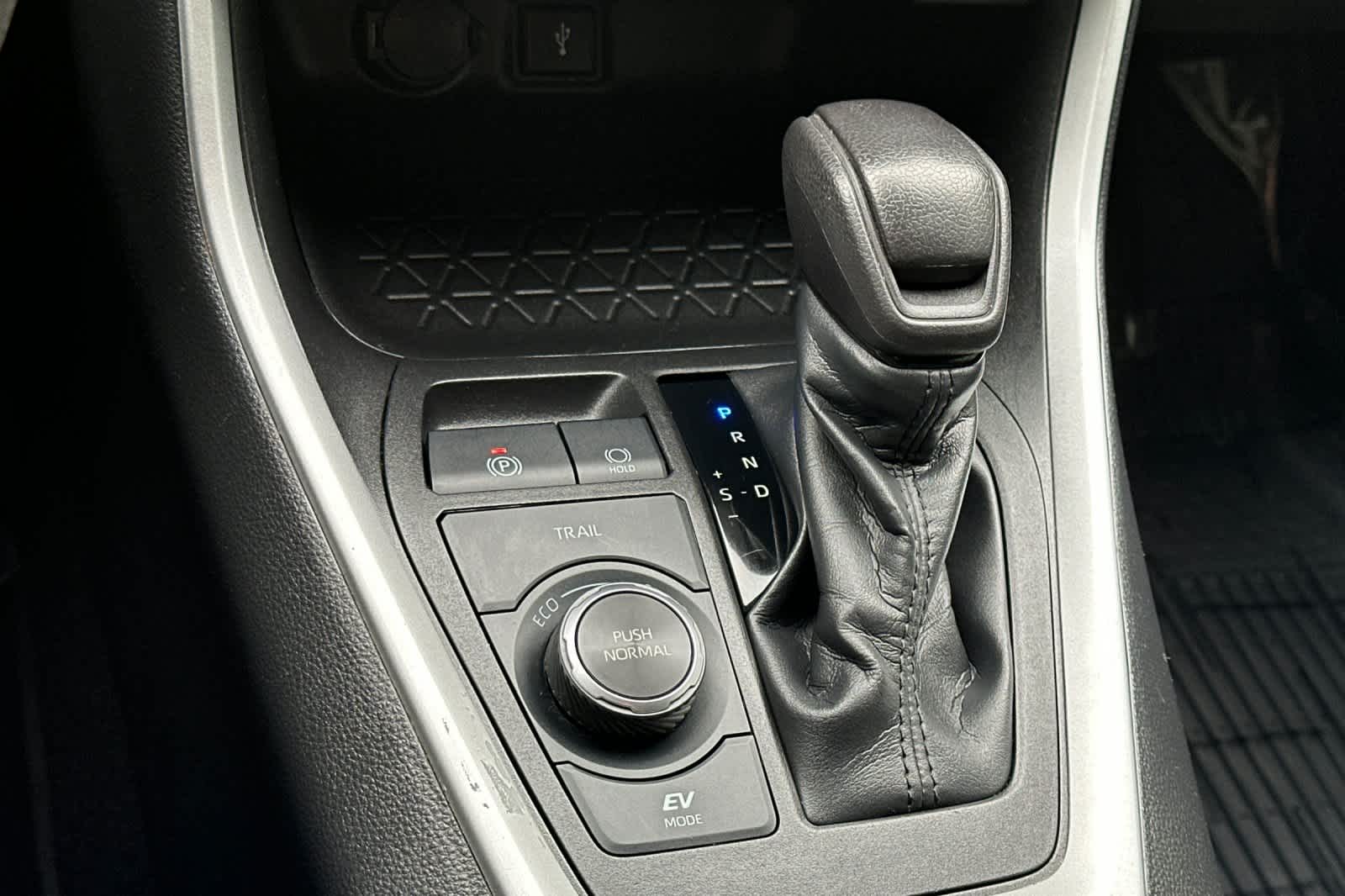 Thumbnail: 2022 Toyota RAV4 - 21