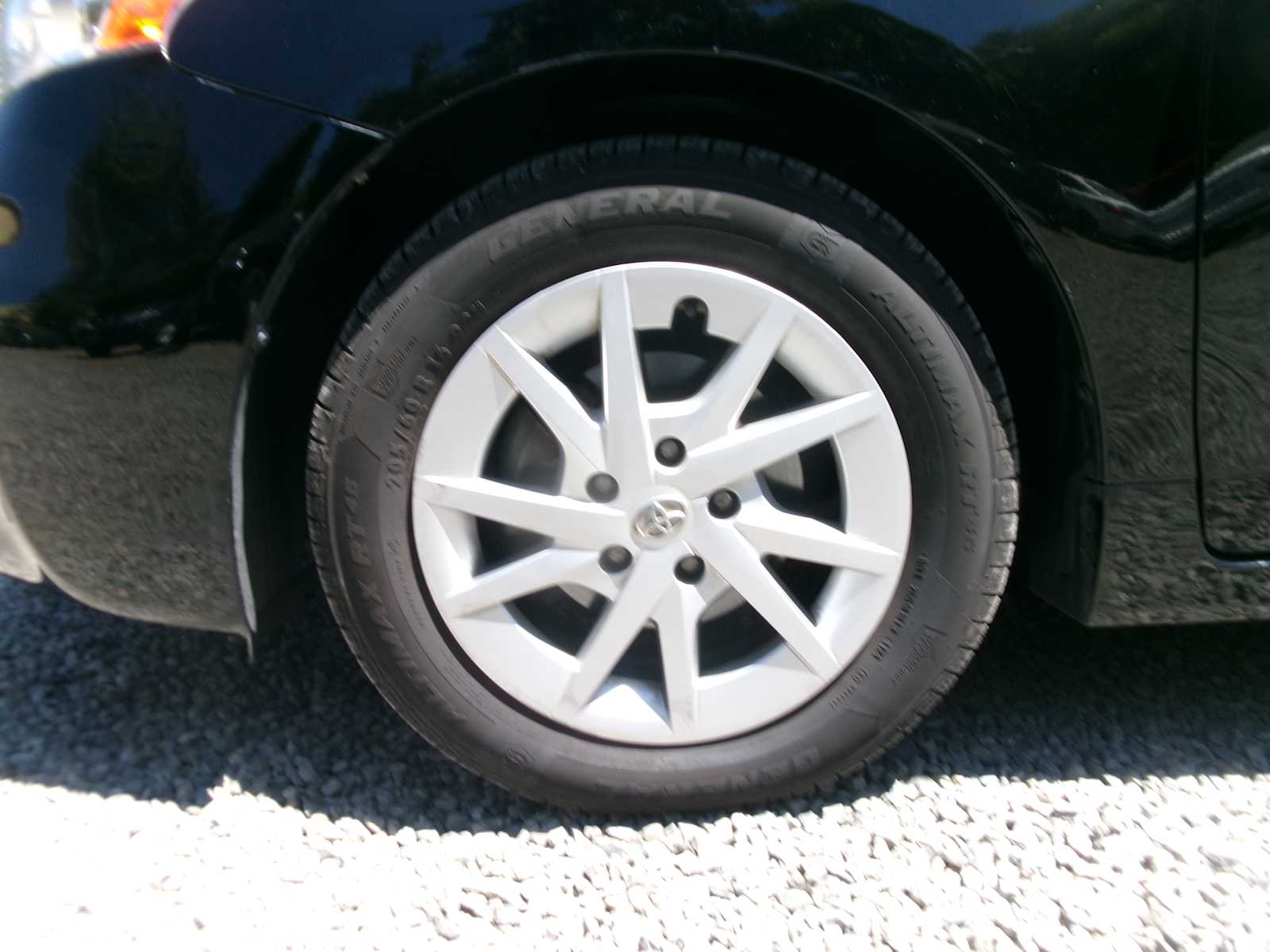 Thumbnail: 2013 Toyota Prius v - 9