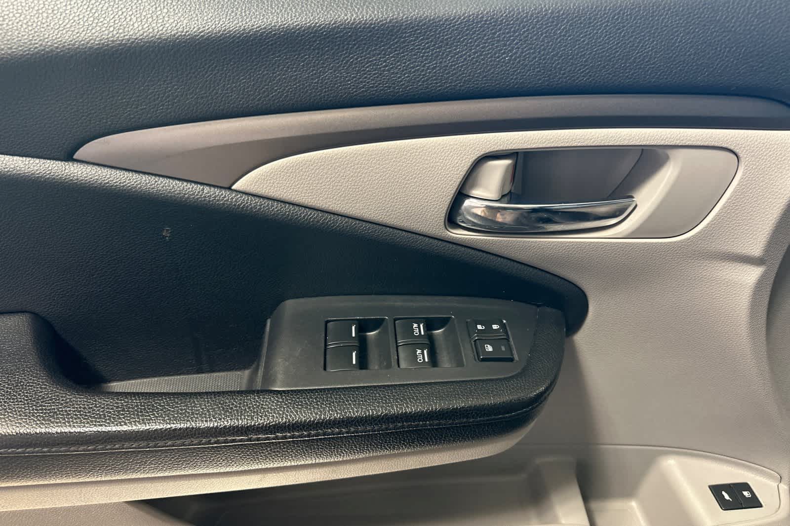 Thumbnail: 2017 Honda Pilot - 12