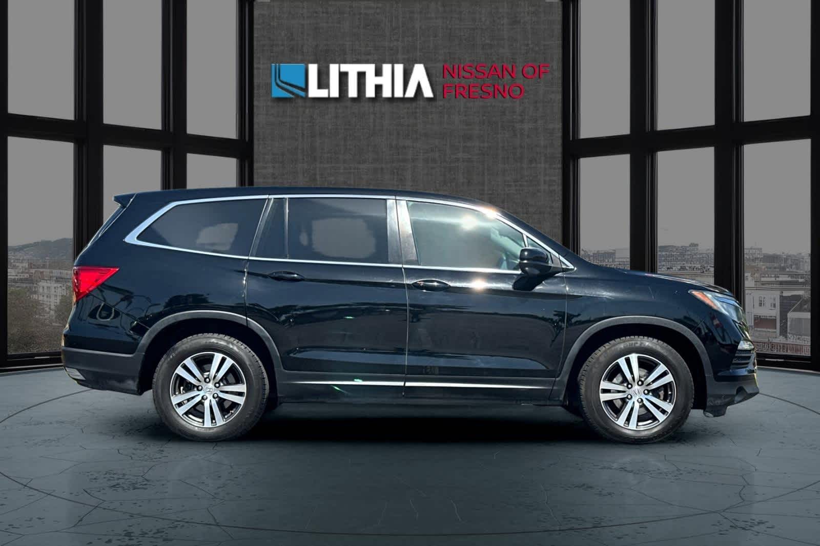Thumbnail: 2017 Honda Pilot - 8