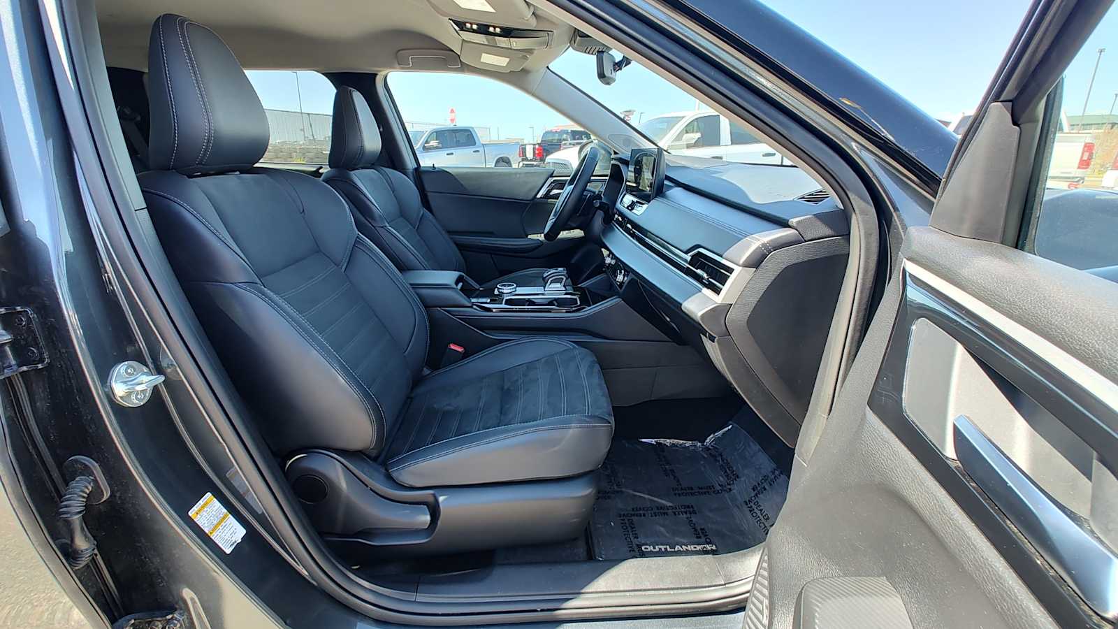 Thumbnail: 2025 Mitsubishi Outlander - 14