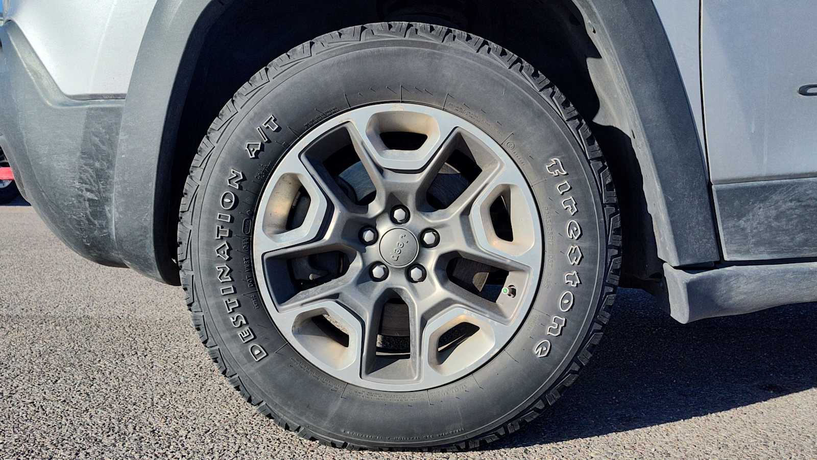 Thumbnail: 2019 Jeep Cherokee - 3