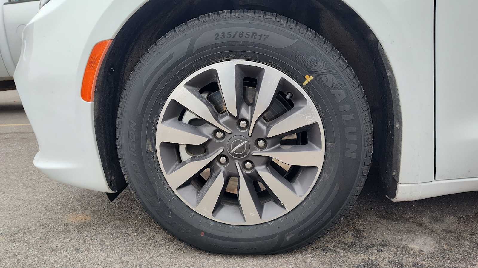 Thumbnail: 2023 Chrysler Pacifica - 3