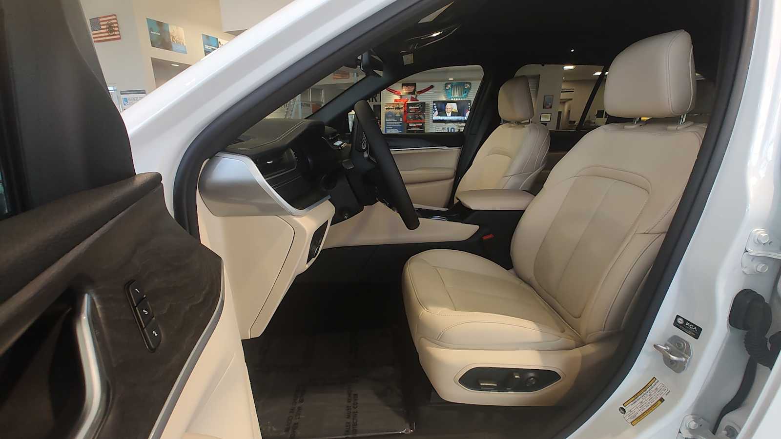 Thumbnail: 2025 Jeep Grand Cherokee - 9