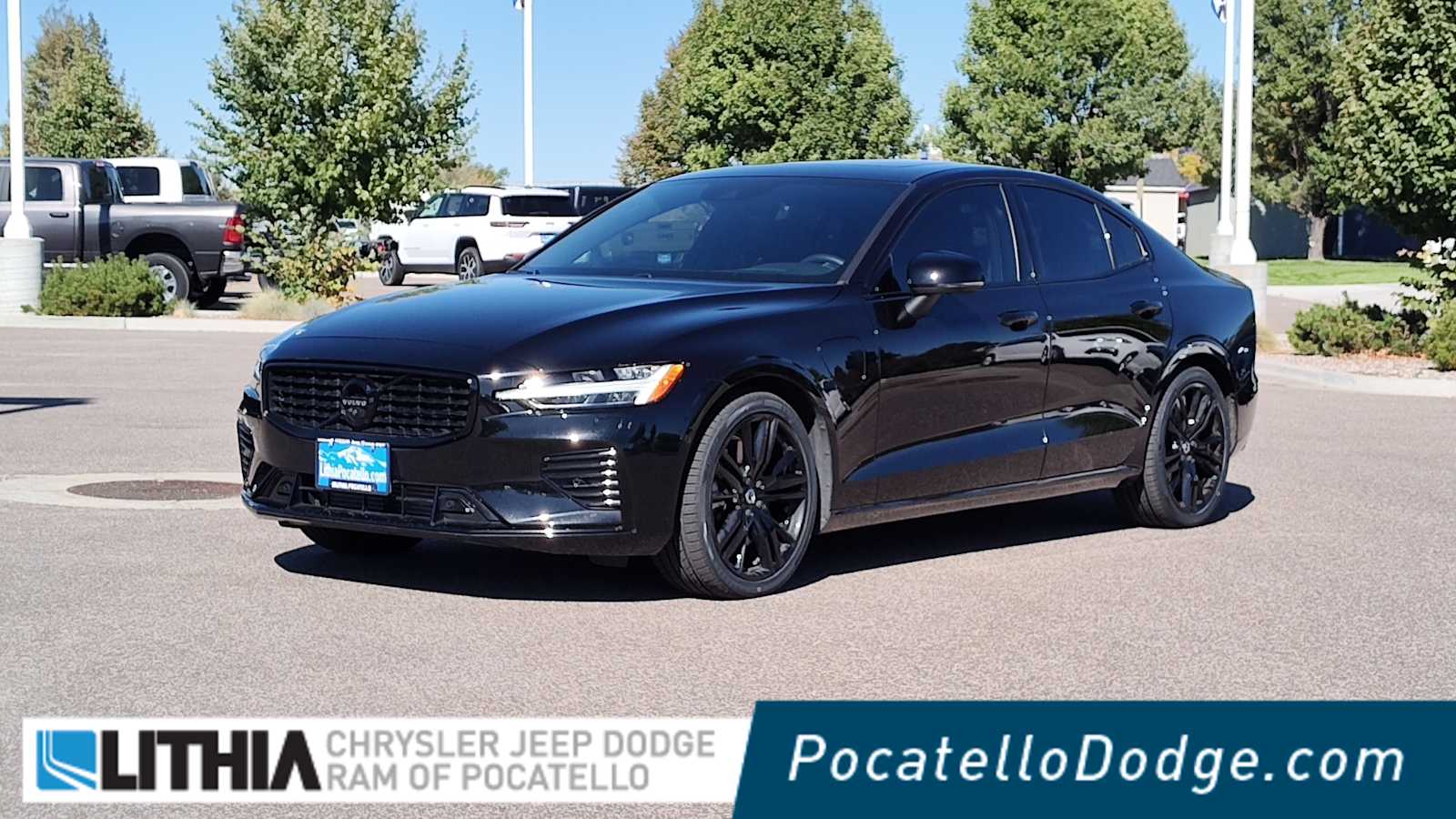 2022 Volvo S60 R-Design's photo