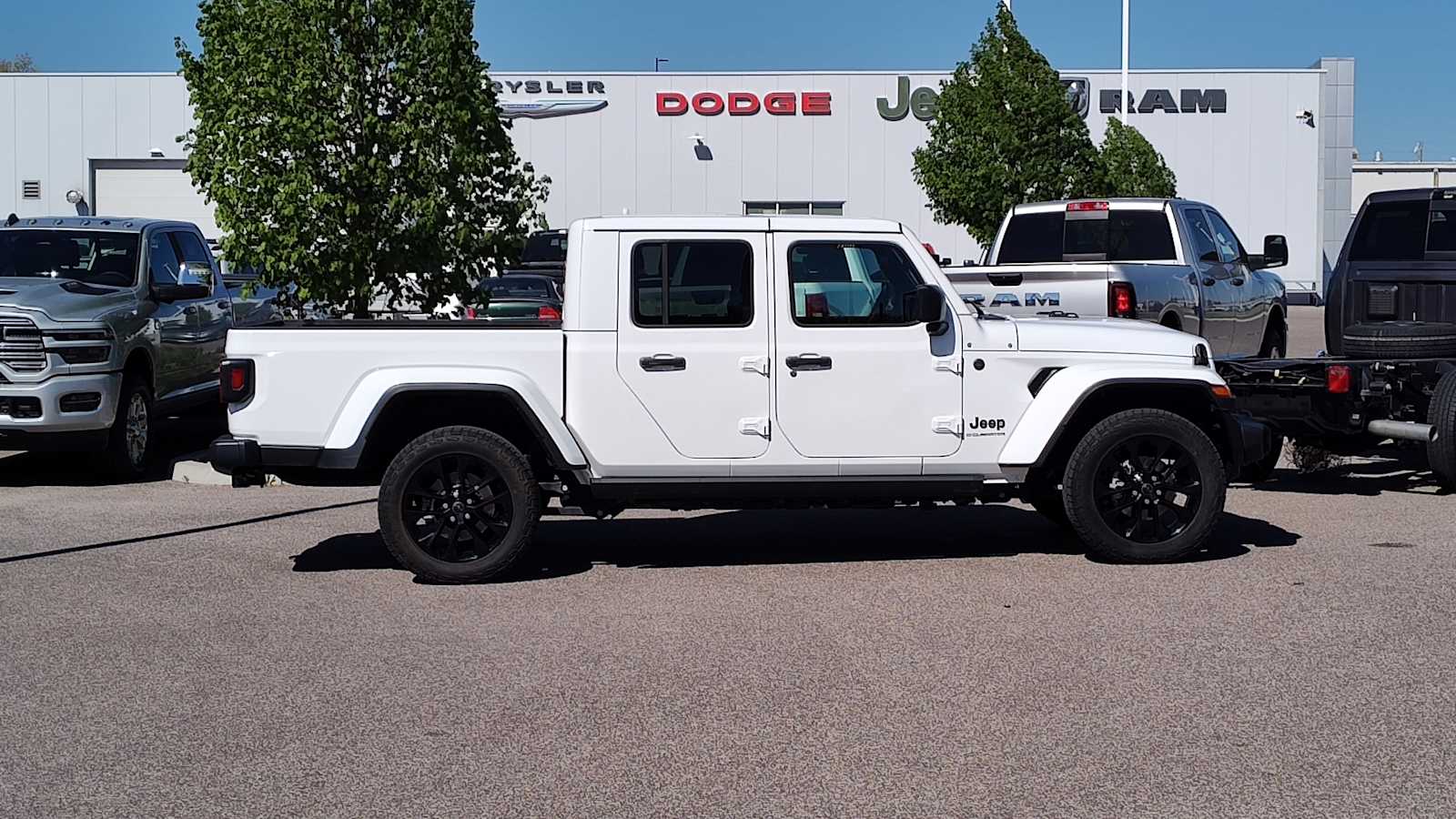 Thumbnail: 2024 Jeep Gladiator - 23