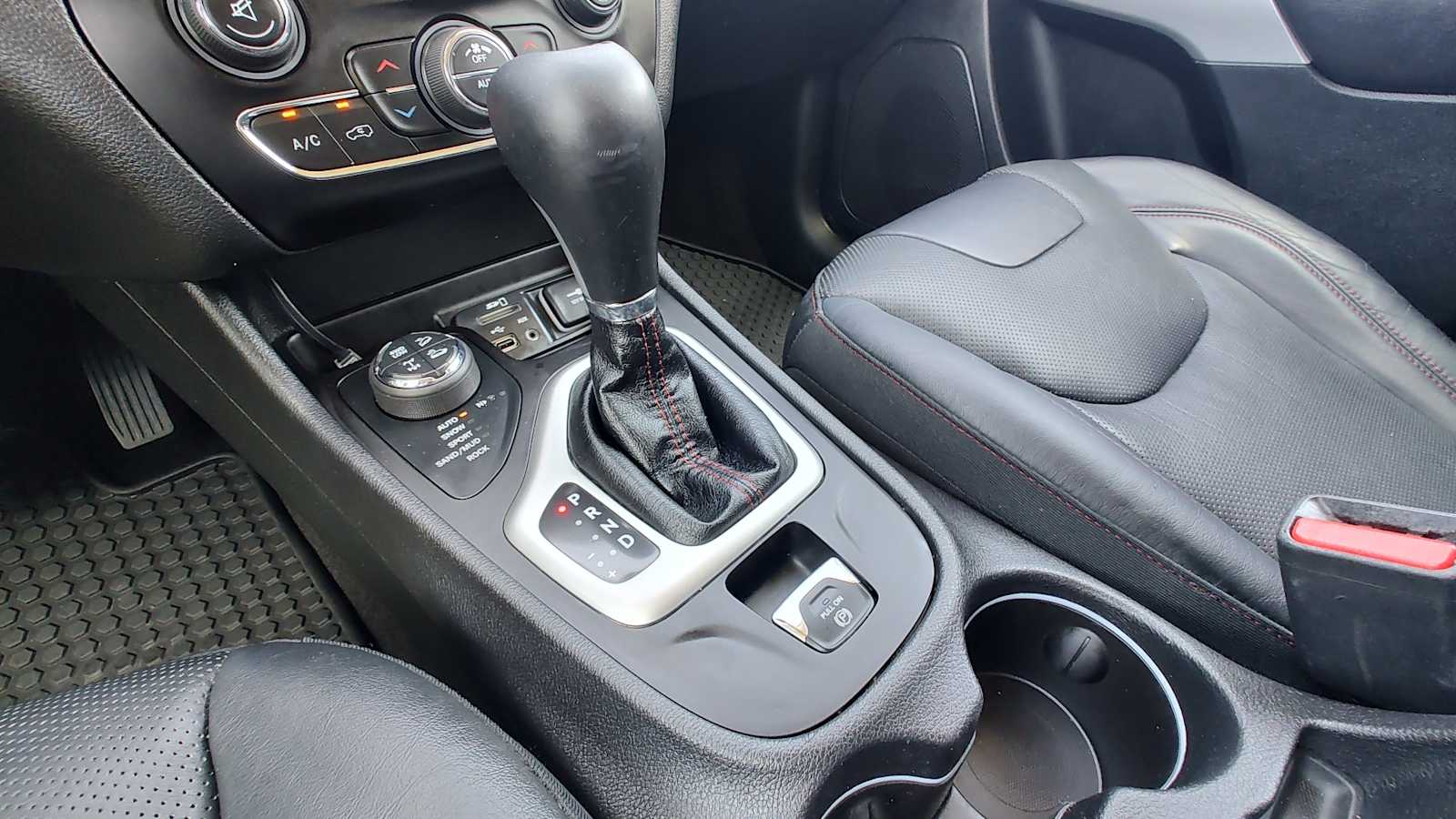 Thumbnail: 2017 Jeep Cherokee - 17