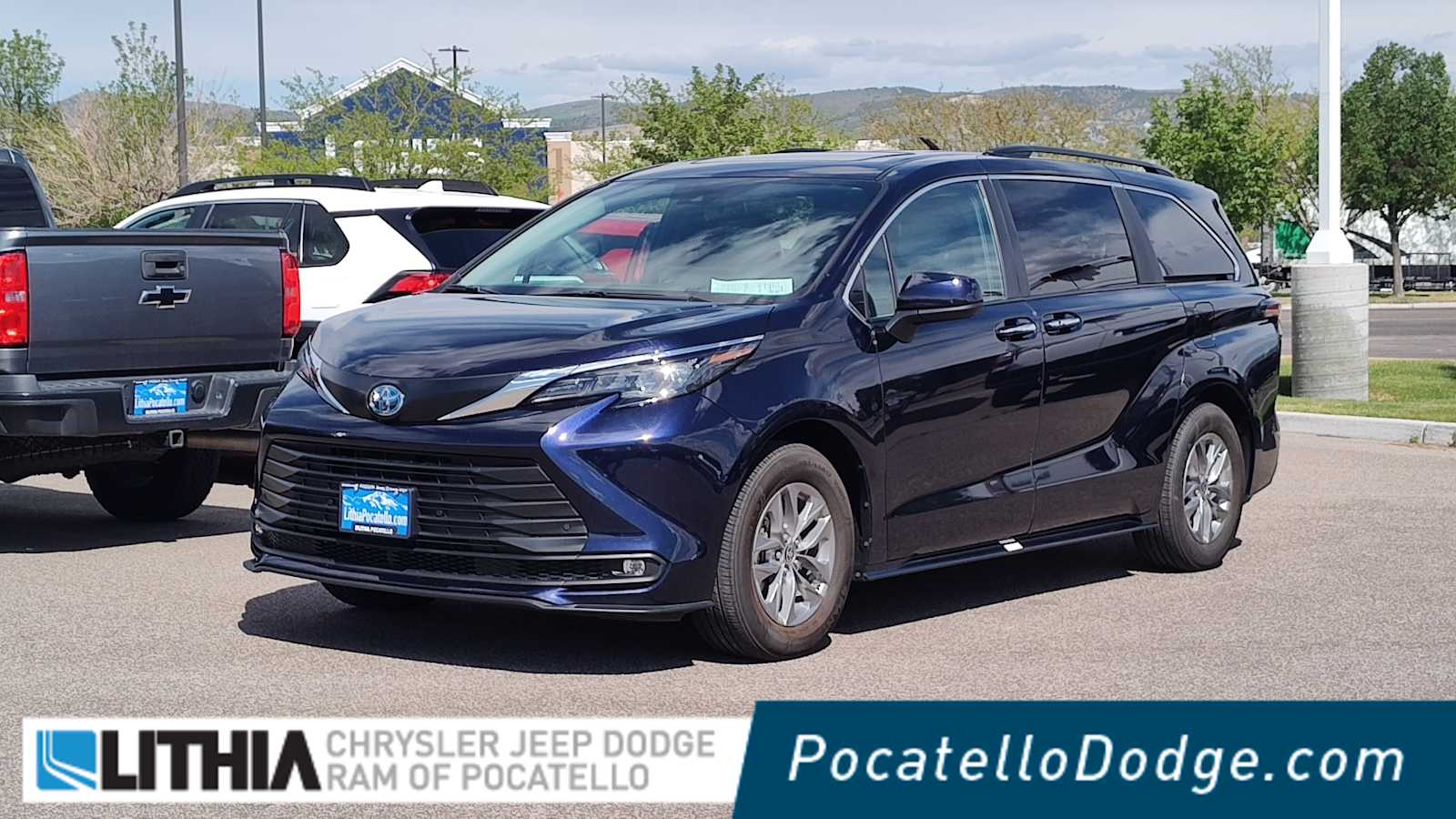 2025 Toyota Sienna XLE 8-Passenger Hybrid FWD's photo