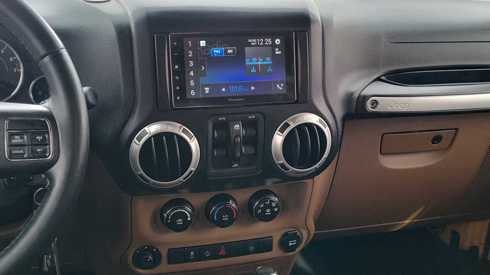 Thumbnail: 2014 Jeep Wrangler - 16