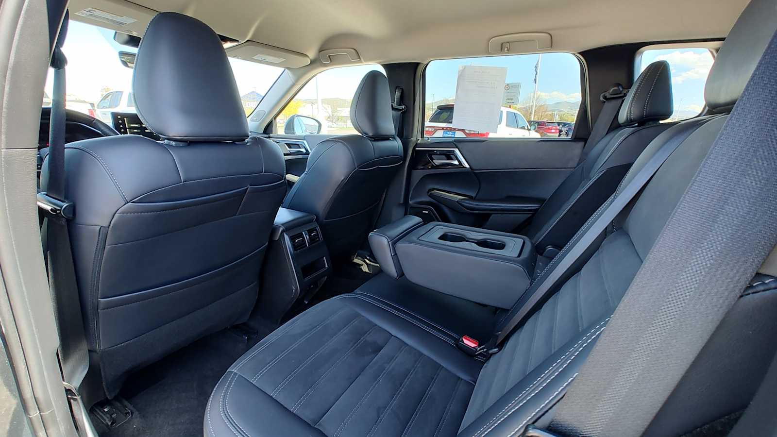 Thumbnail: 2025 Mitsubishi Outlander - 12