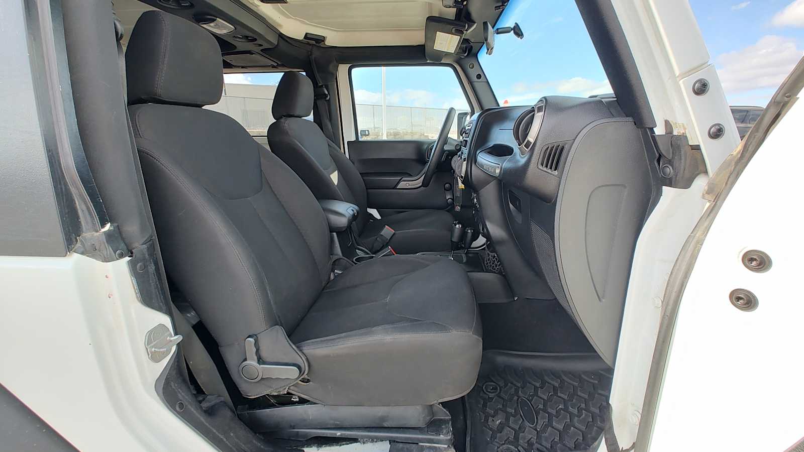 Thumbnail: 2015 Jeep Wrangler - 14