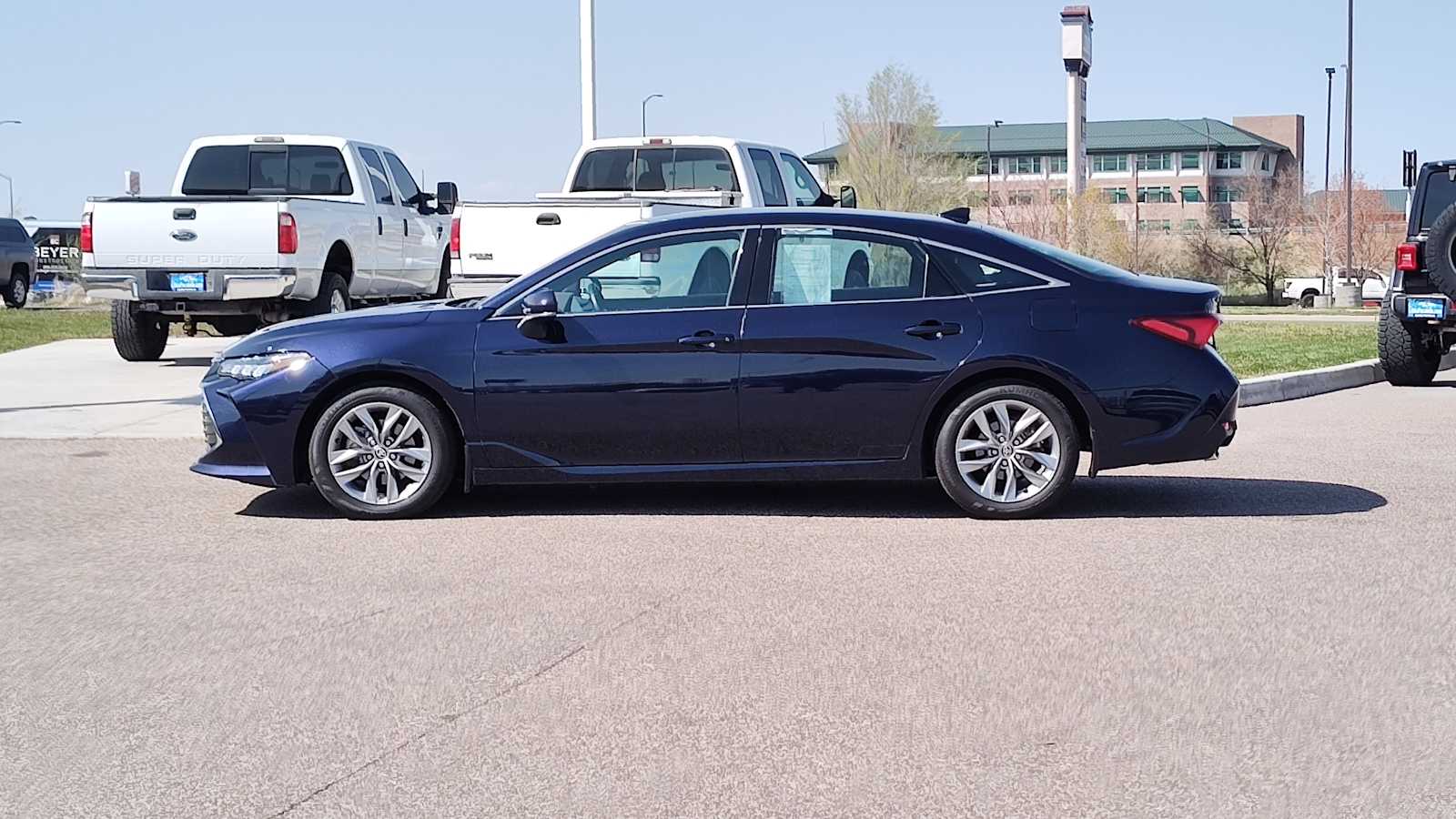 Thumbnail: 2022 Toyota Avalon - 3