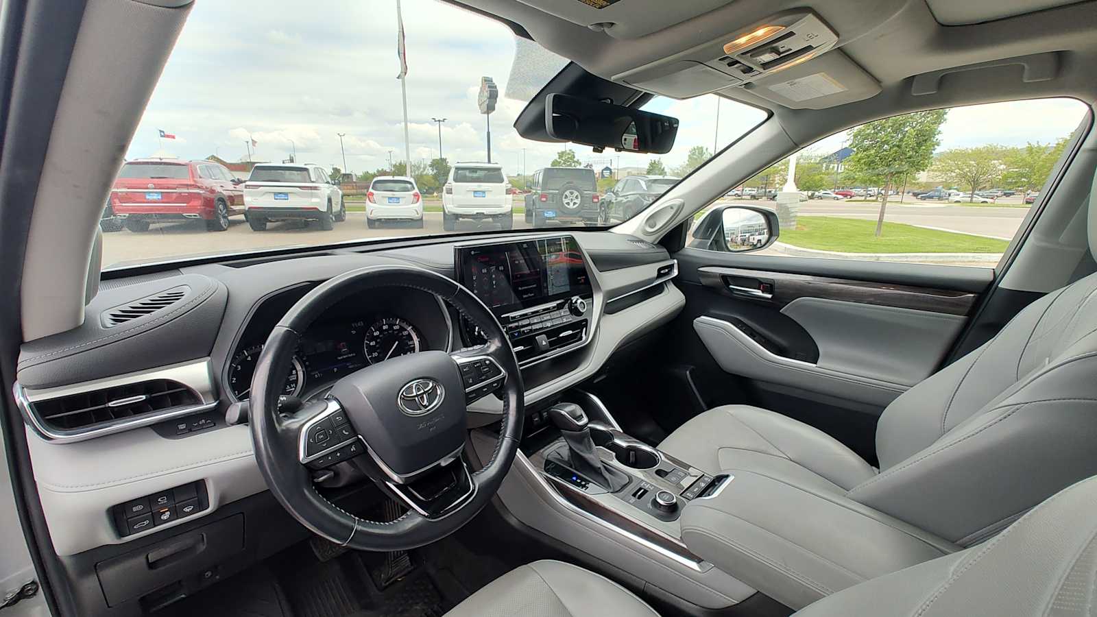 2021 Toyota Highlander Platinum photo 2