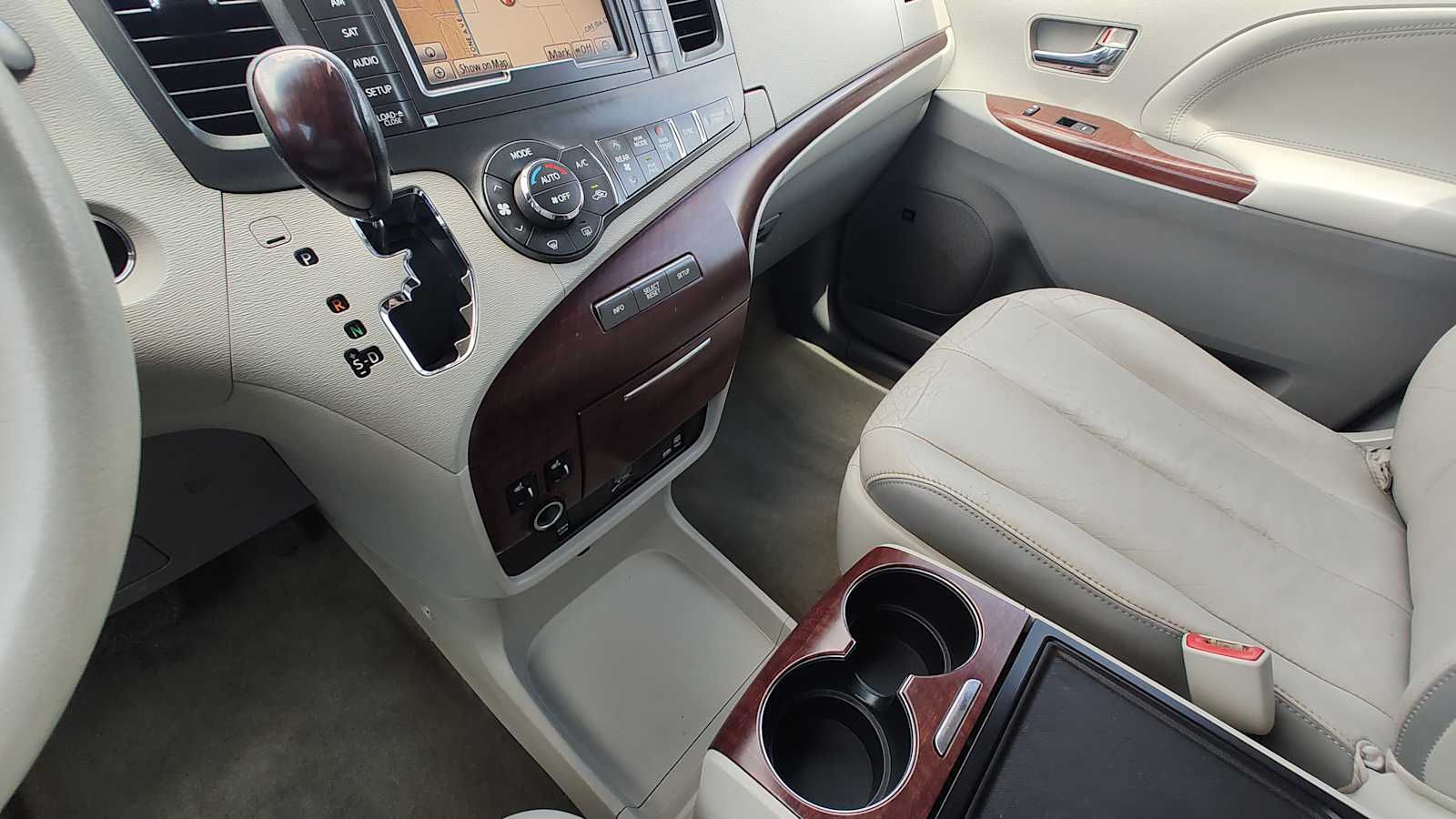 Thumbnail: 2014 Toyota Sienna - 14