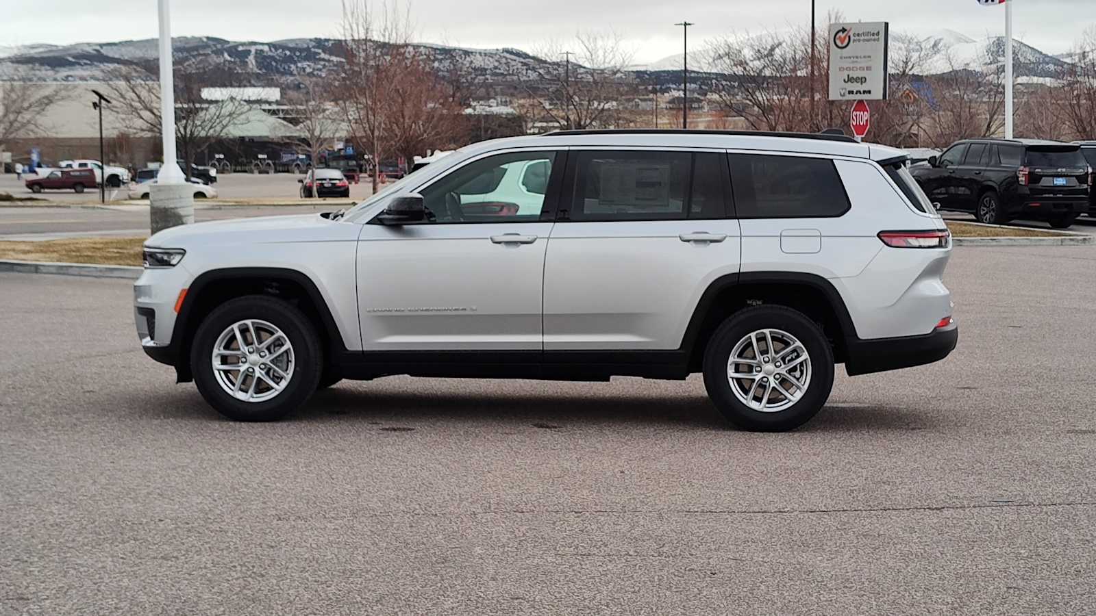 2025 Jeep Grand Cherokee Laredo photo 3