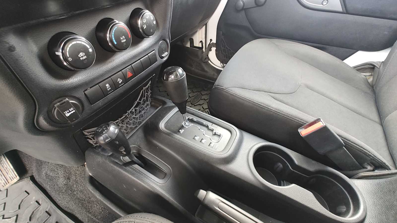 Thumbnail: 2015 Jeep Wrangler - 17