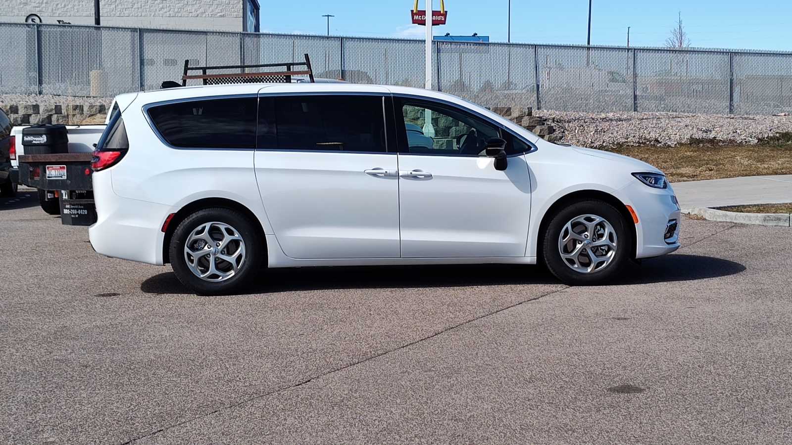 Thumbnail: 2024 Chrysler Pacifica - 25