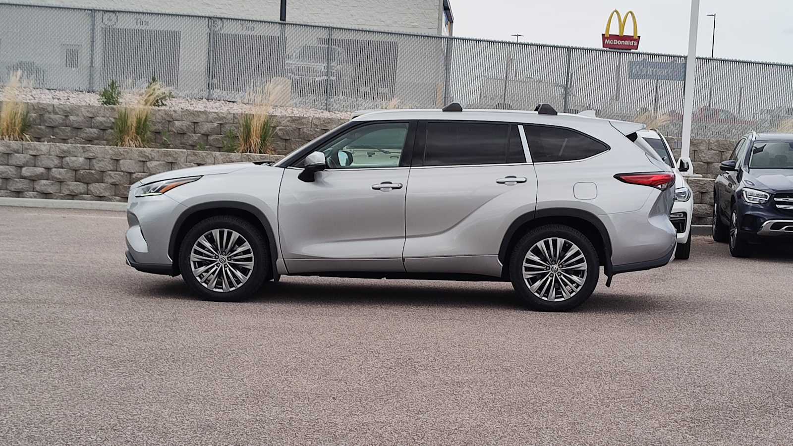 2021 Toyota Highlander Platinum photo 3
