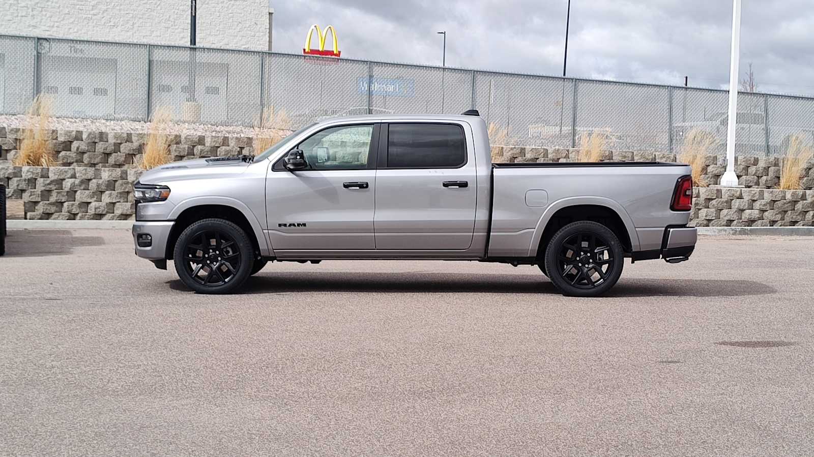 2025 Ram 1500 Laramie photo 3