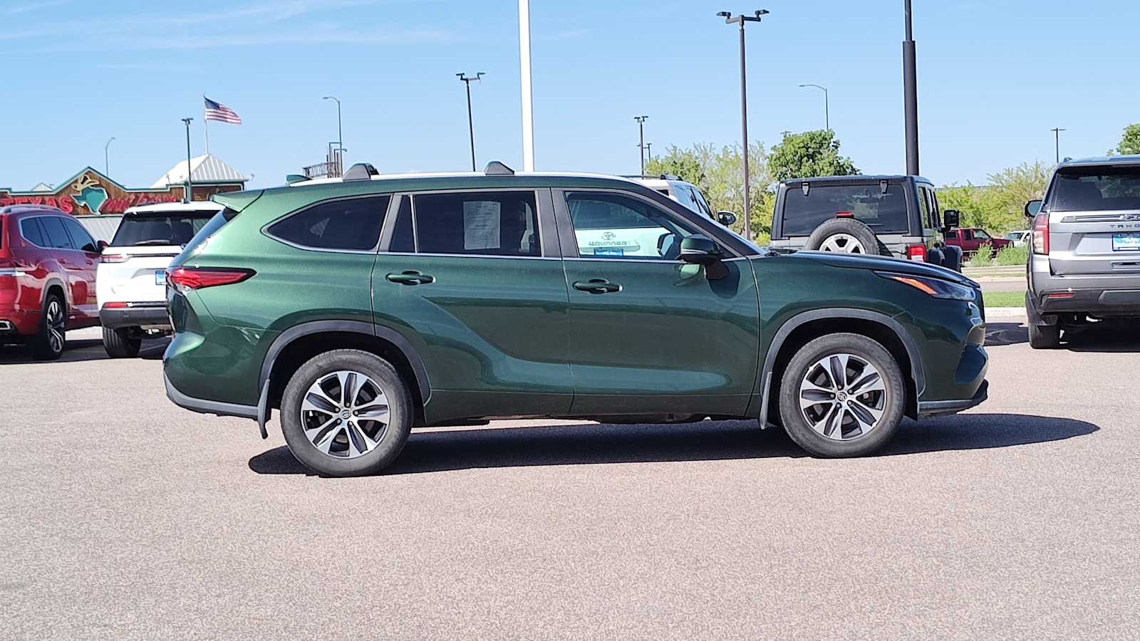 Thumbnail: 2023 Toyota Highlander - 26