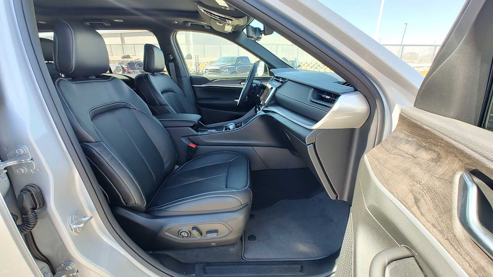 Thumbnail: 2026 Jeep Grand Cherokee - 14