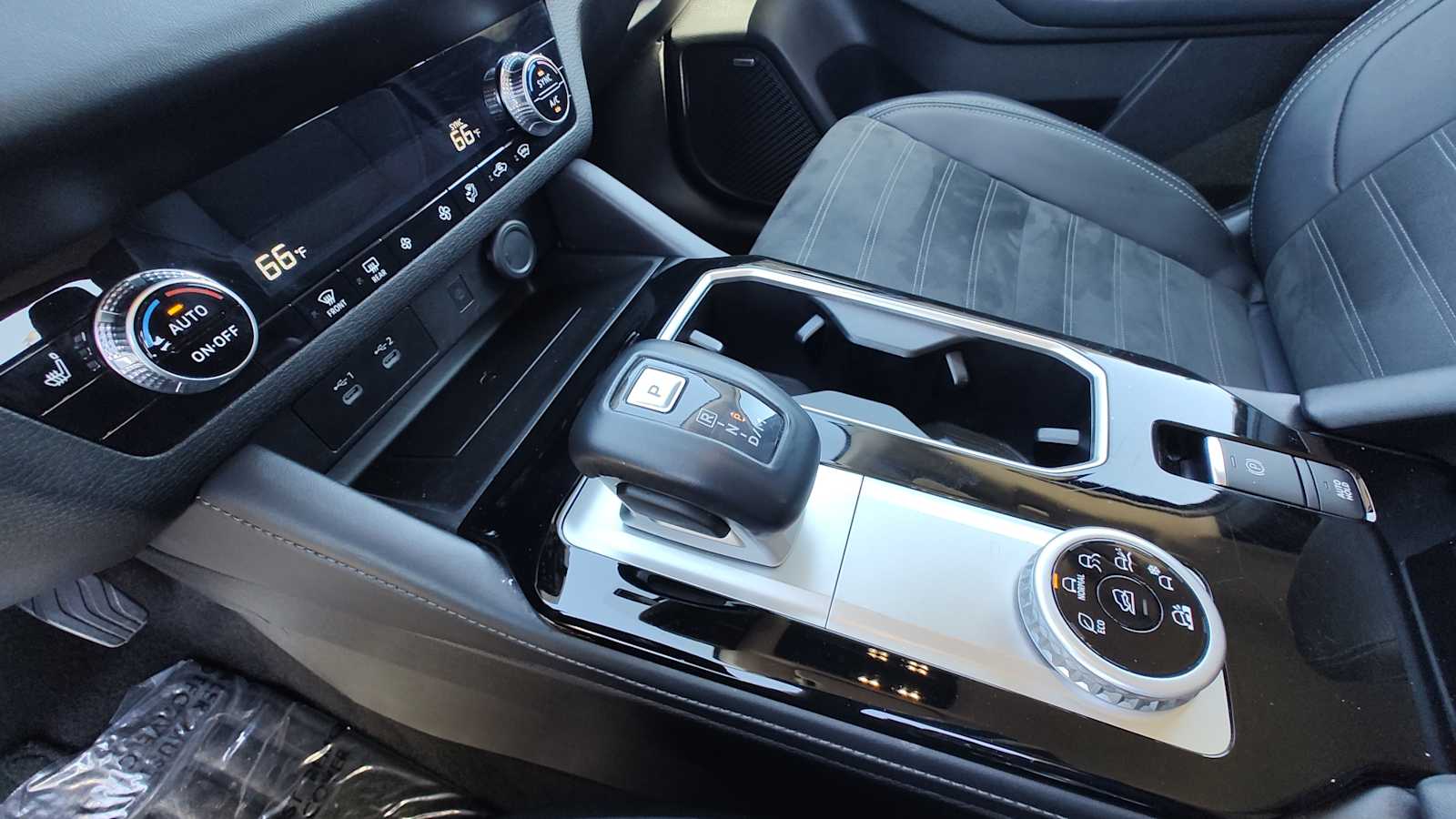 Thumbnail: 2025 Mitsubishi Outlander - 17