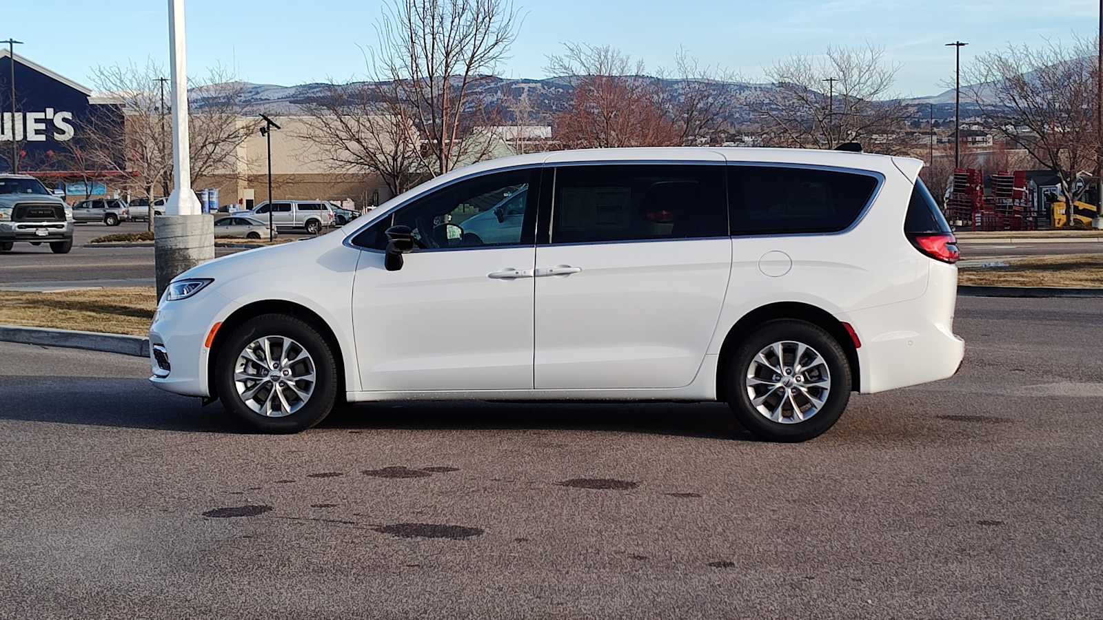 2025 Chrysler Pacifica photo 3