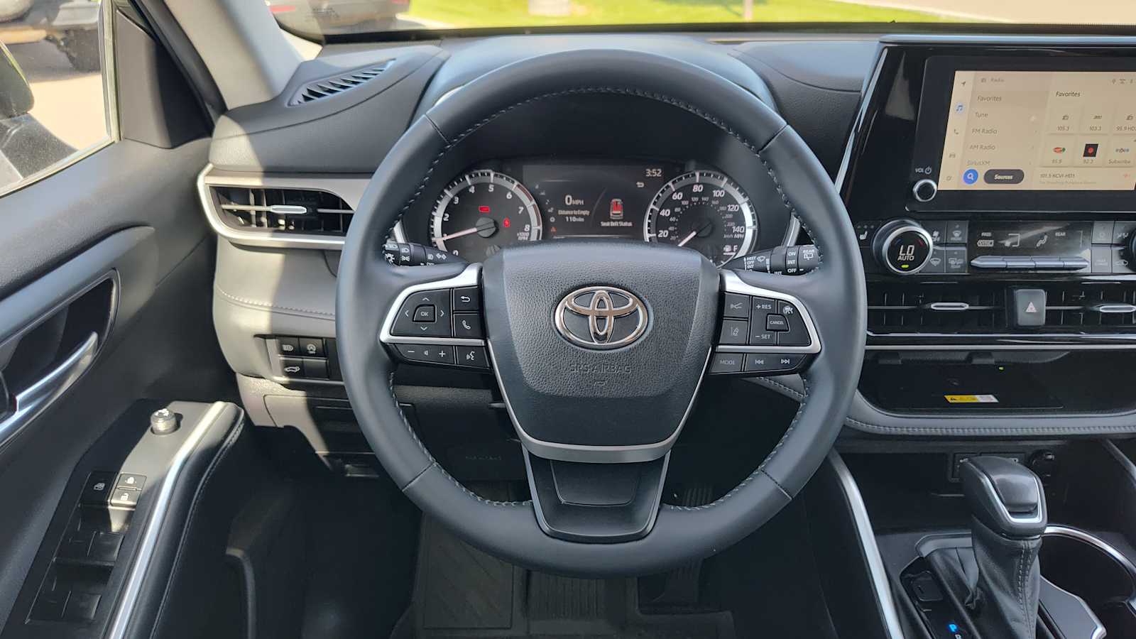 Thumbnail: 2023 Toyota Highlander - 15