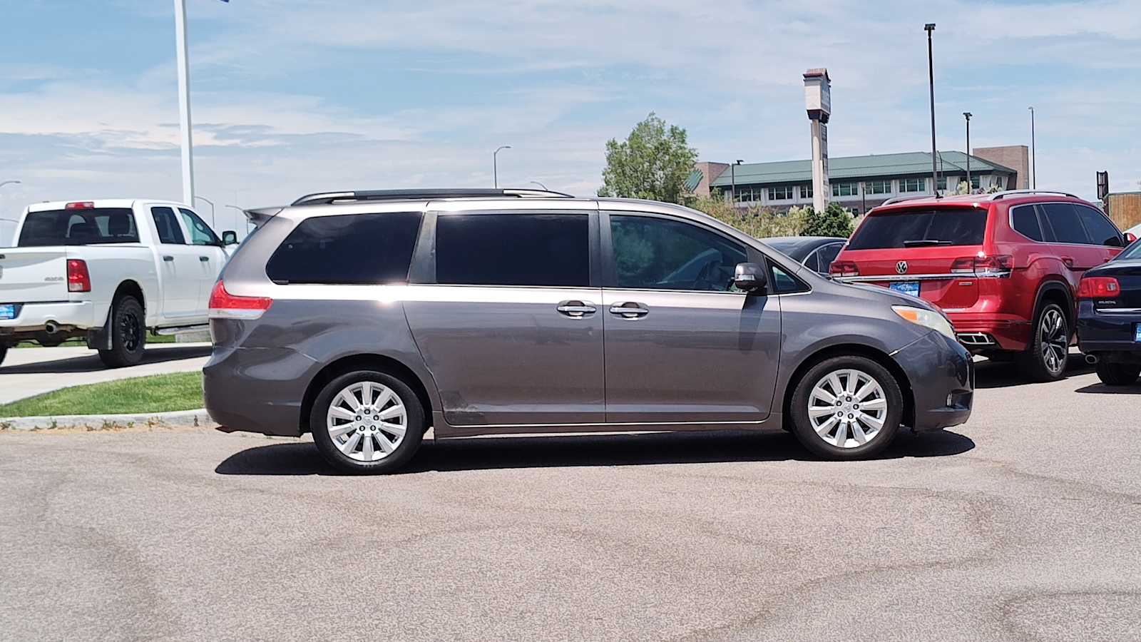 Thumbnail: 2014 Toyota Sienna - 21