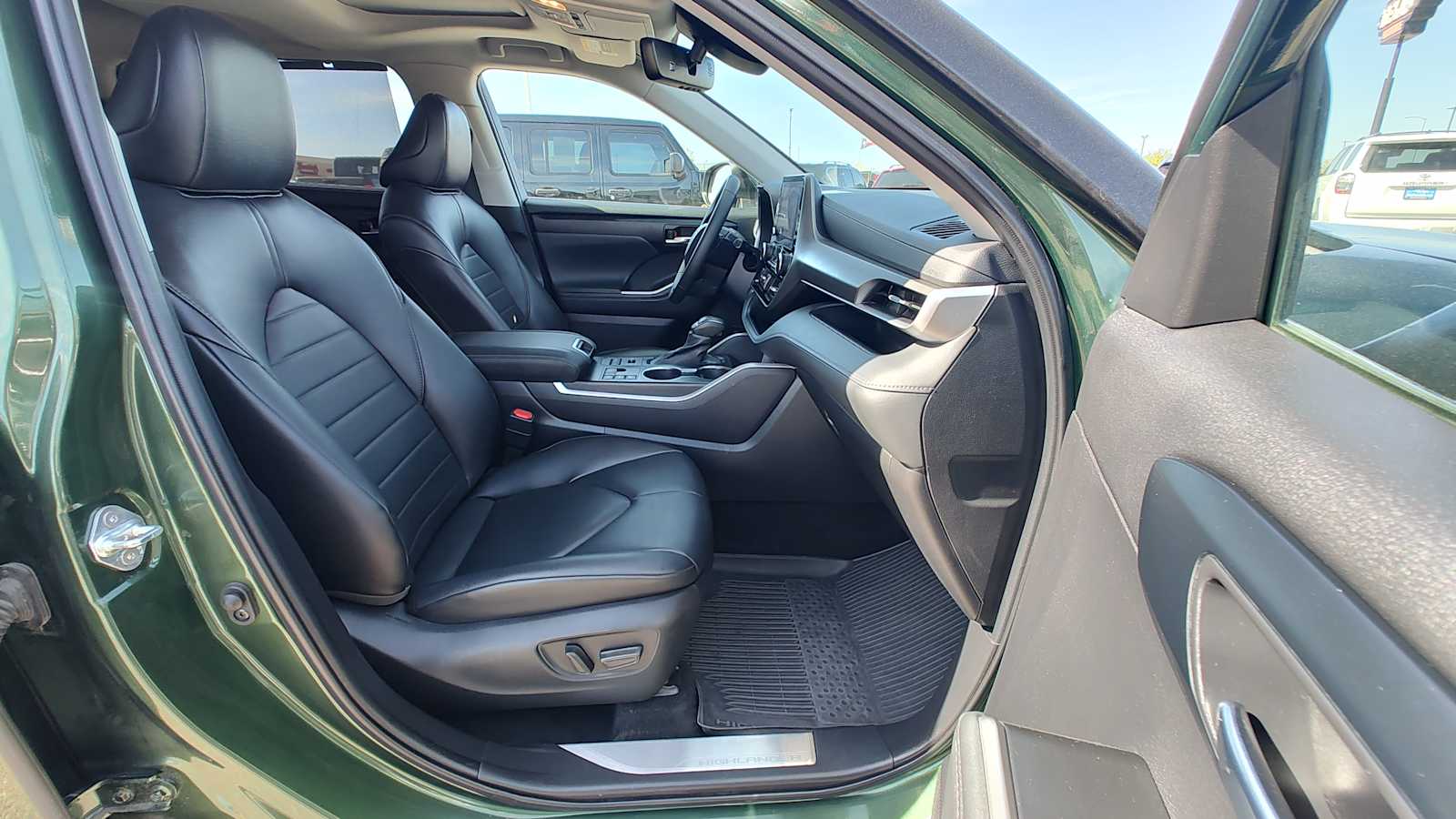 Thumbnail: 2023 Toyota Highlander - 14