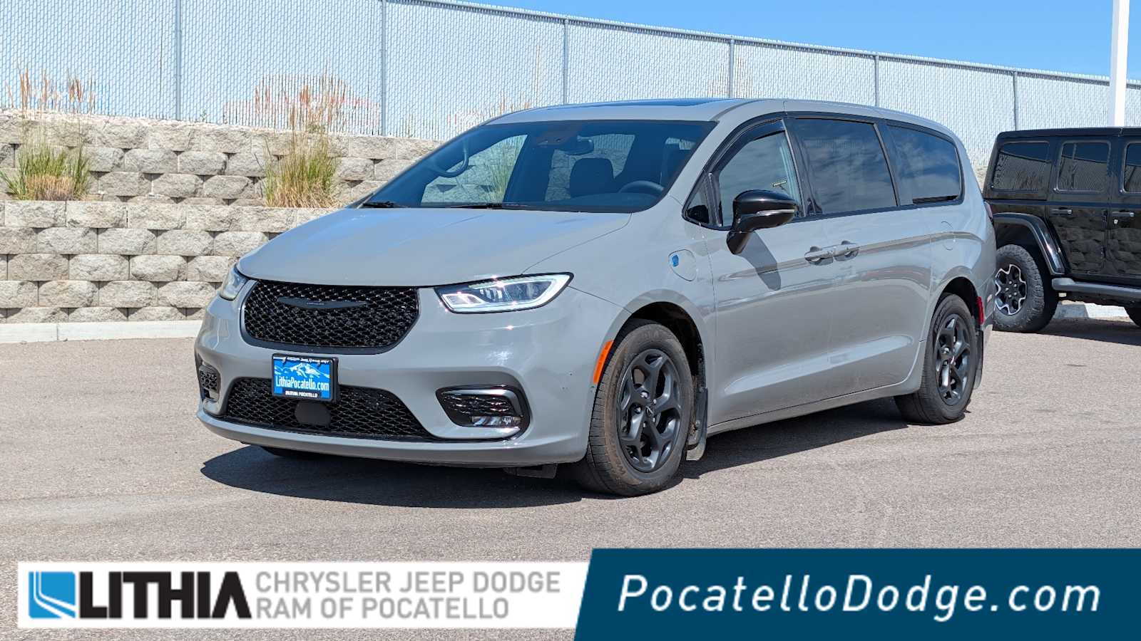 2023 Chrysler Pacifica Plug-In Hybrid Van Passenger Van 