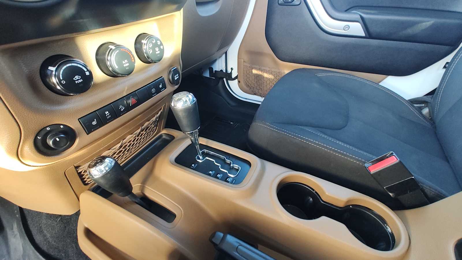 Thumbnail: 2016 Jeep Wrangler - 17