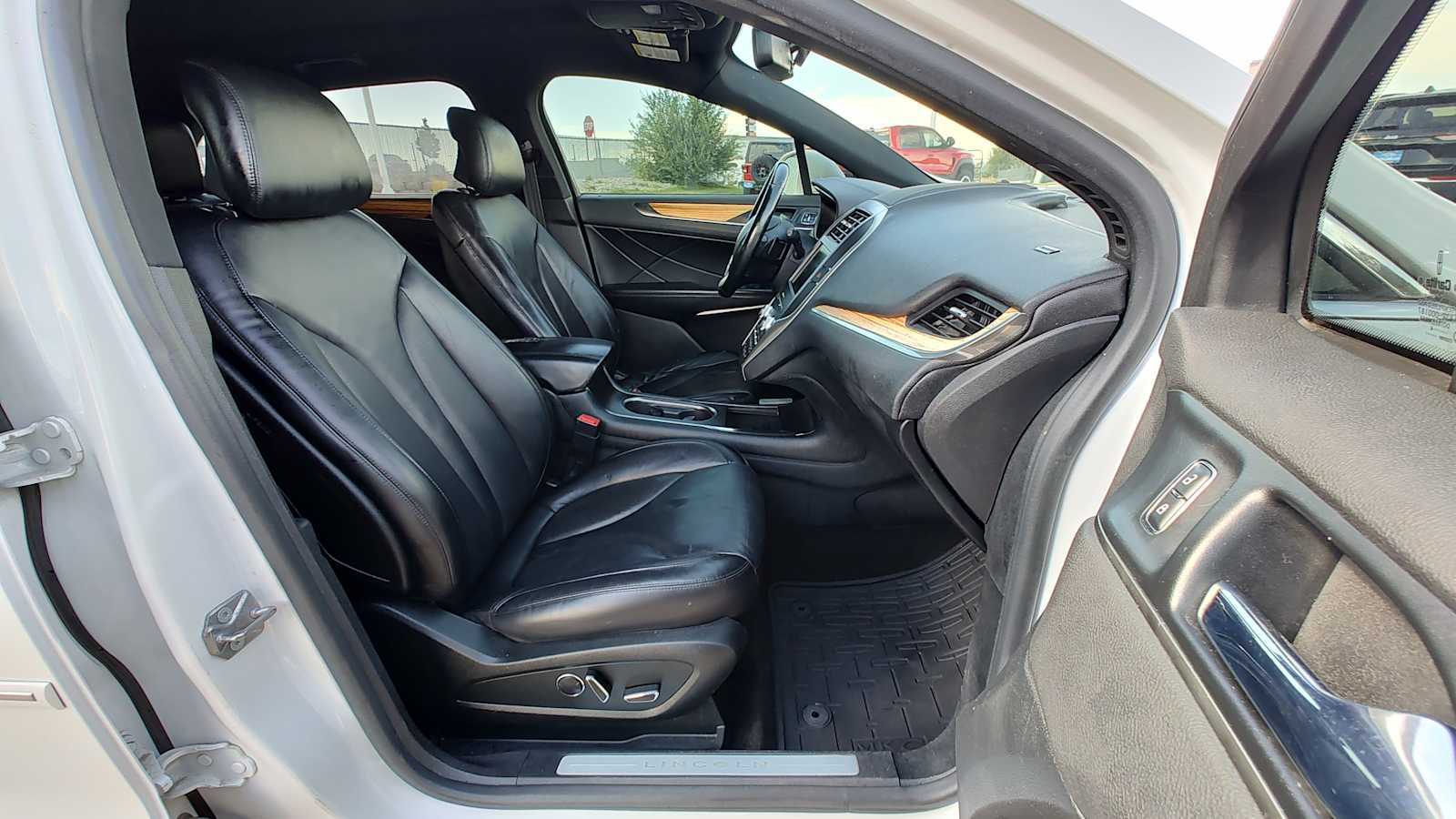 Thumbnail: 2015 Lincoln MKC - 14