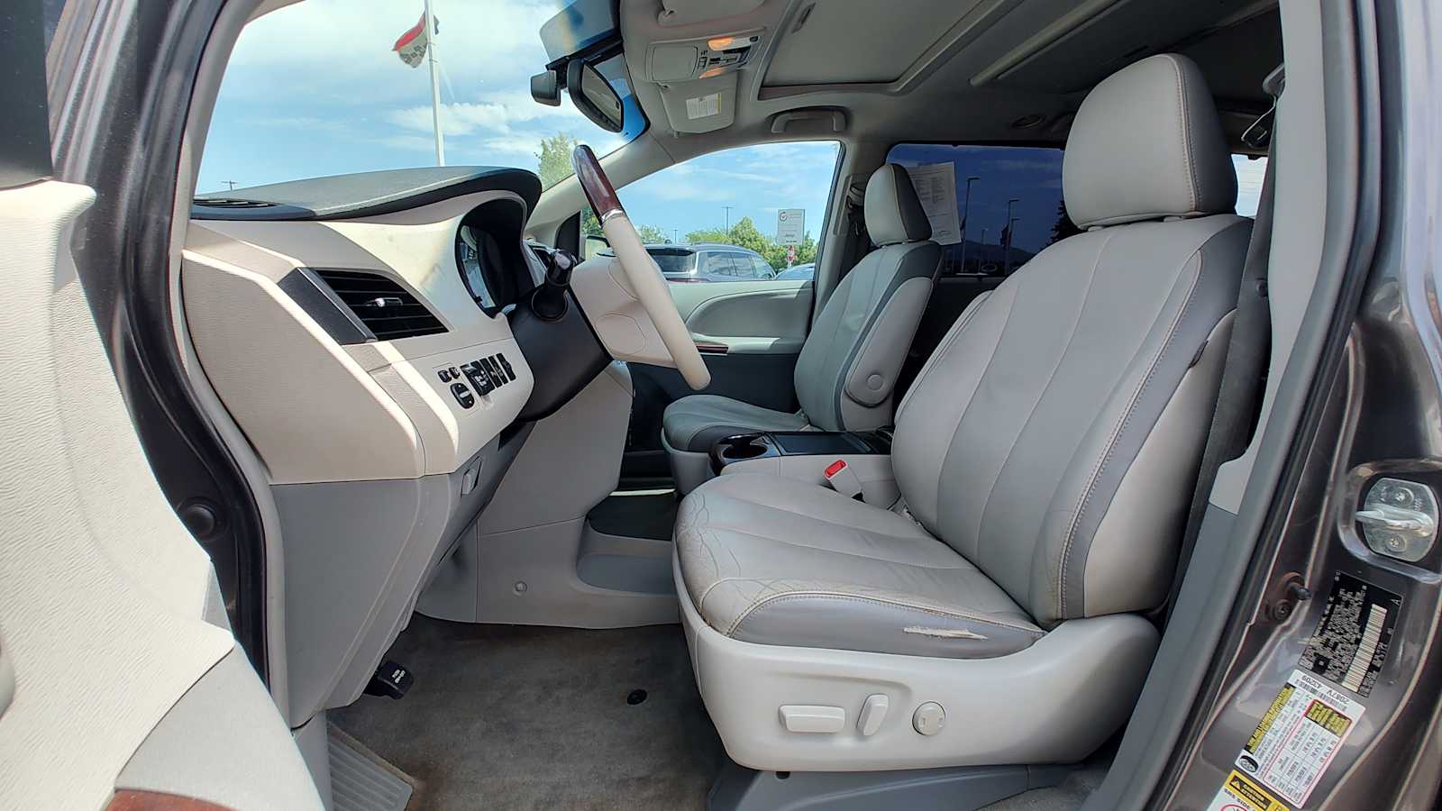 Thumbnail: 2014 Toyota Sienna - 9
