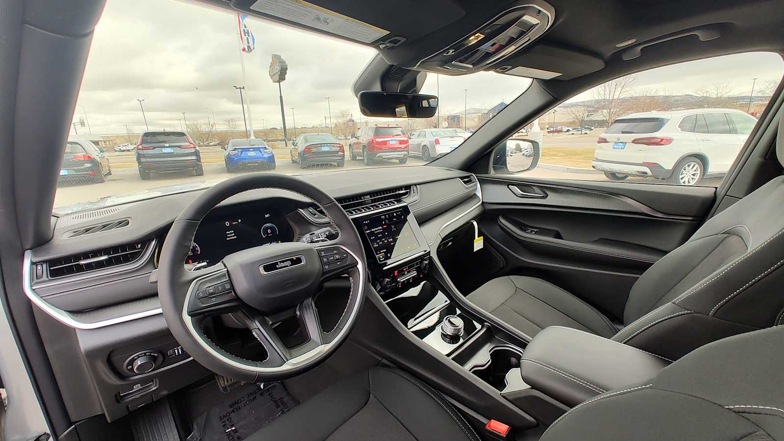 2025 Jeep Grand Cherokee Laredo photo 2