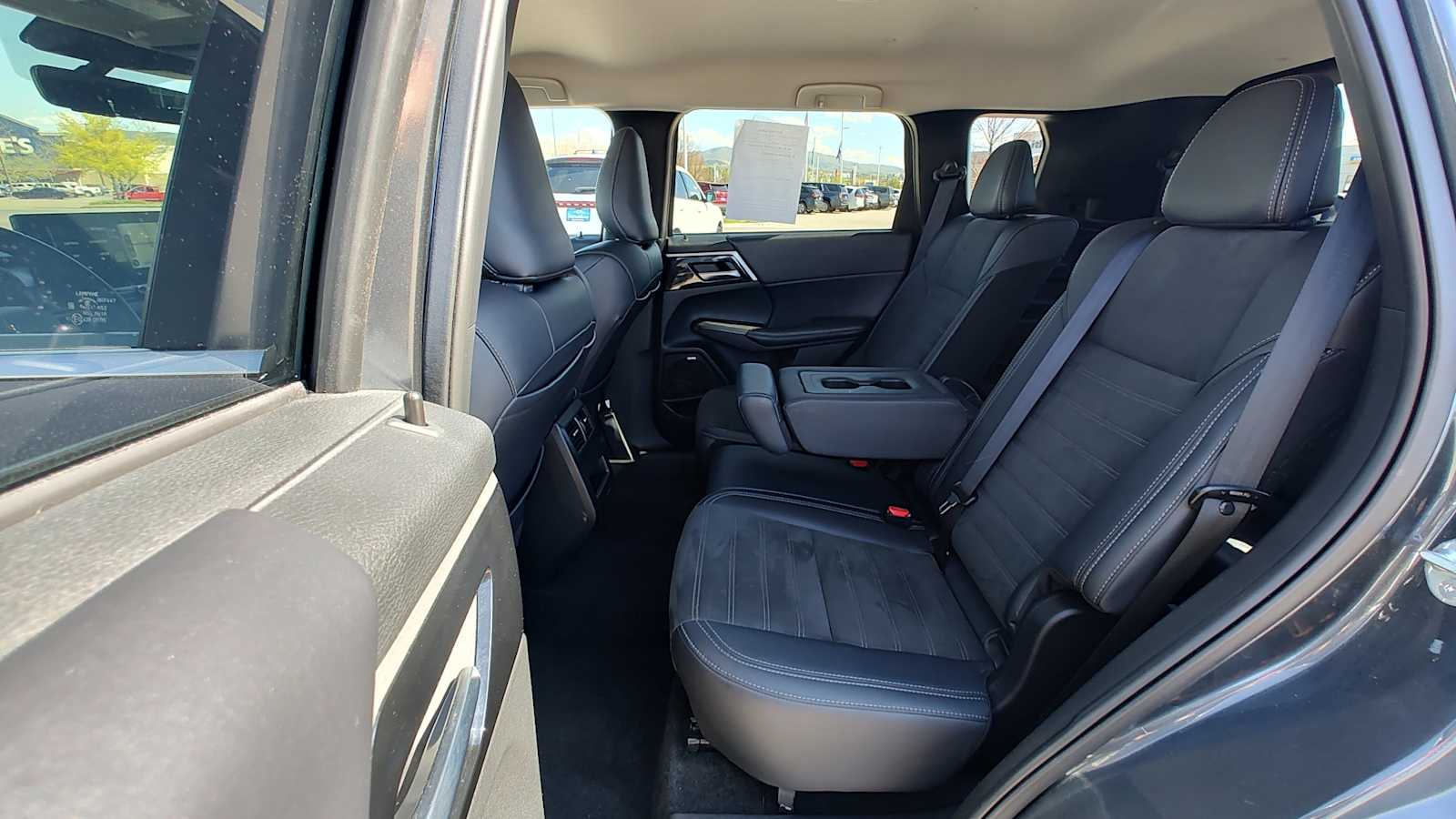 Thumbnail: 2025 Mitsubishi Outlander - 13