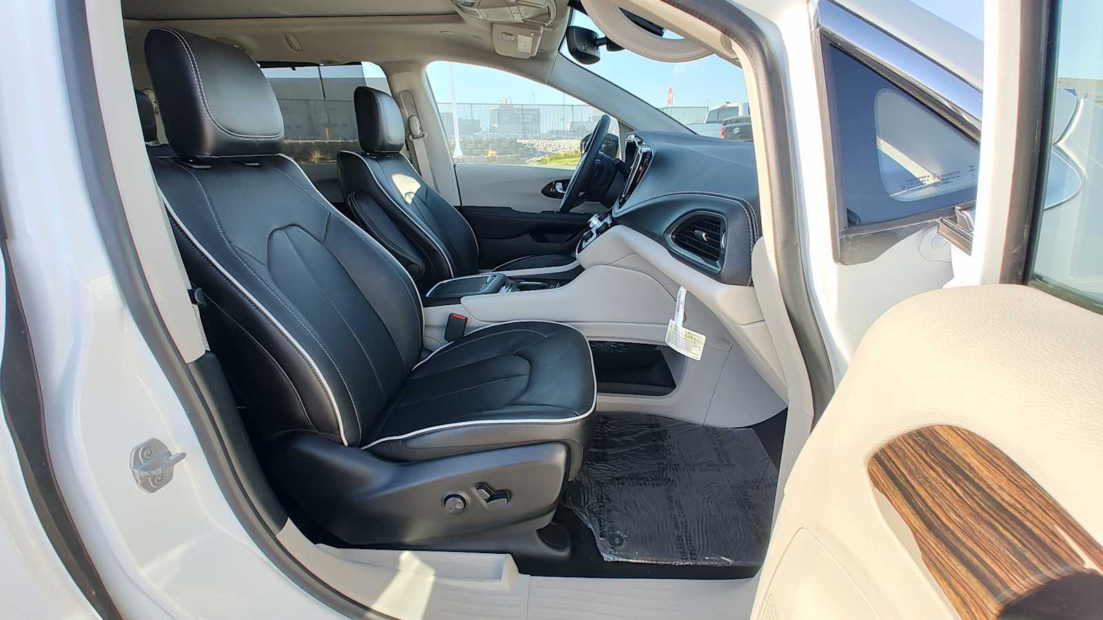 Thumbnail: 2024 Chrysler Pacifica - 14