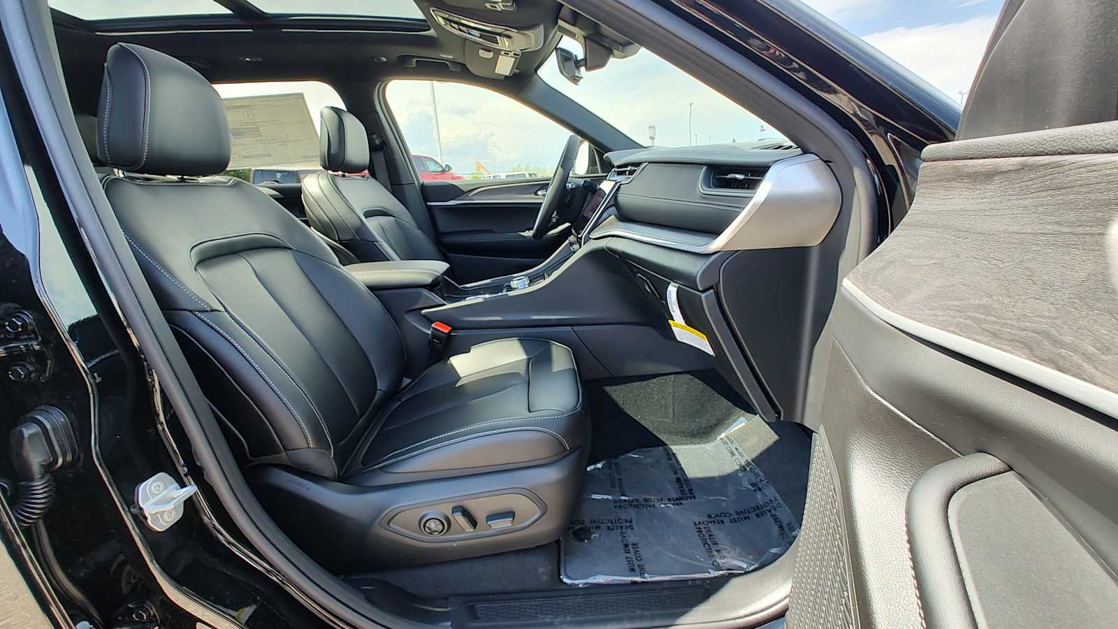 Thumbnail: 2025 Jeep Grand Cherokee - 14