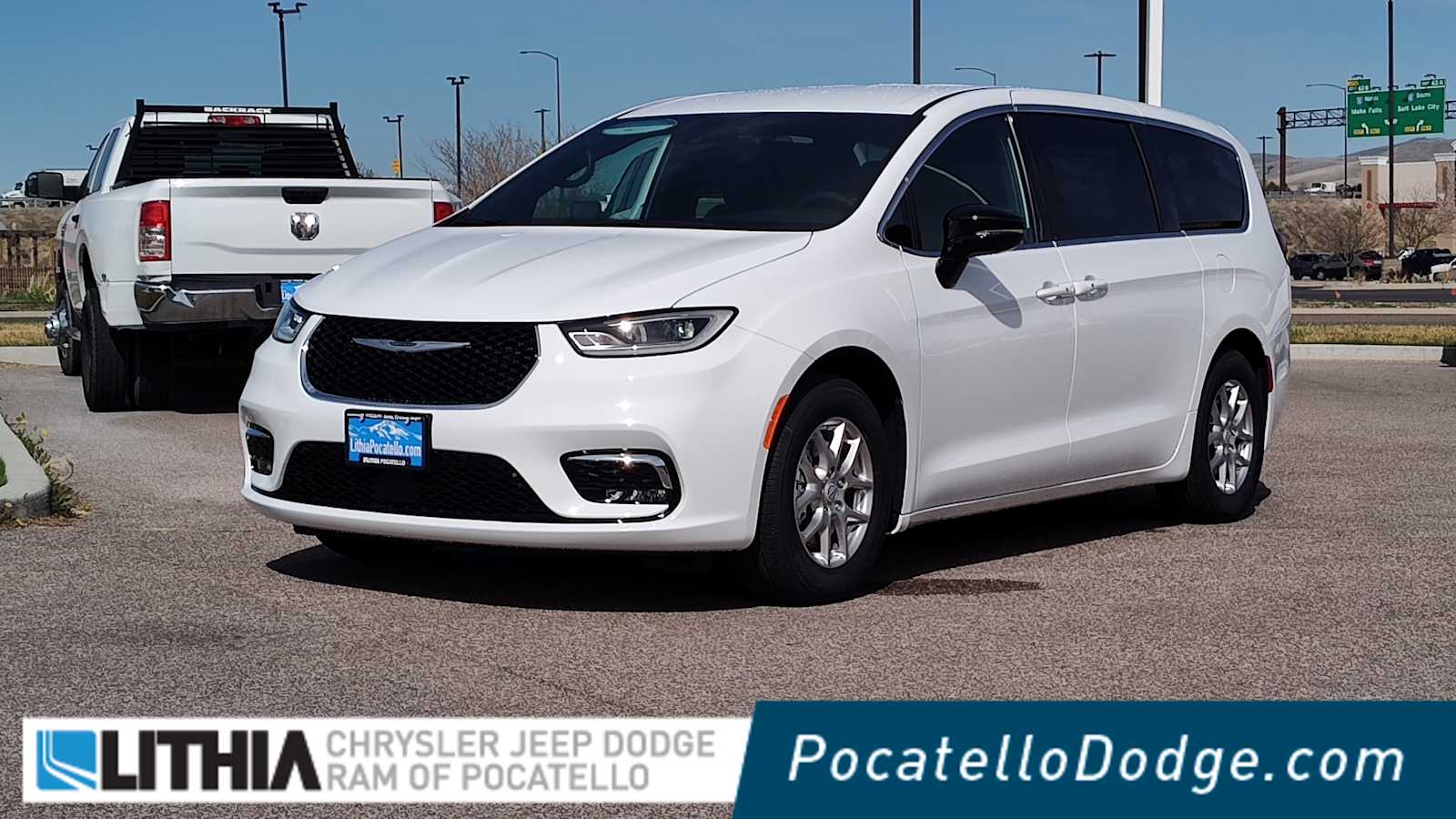 2026 Chrysler Pacifica Select's photo