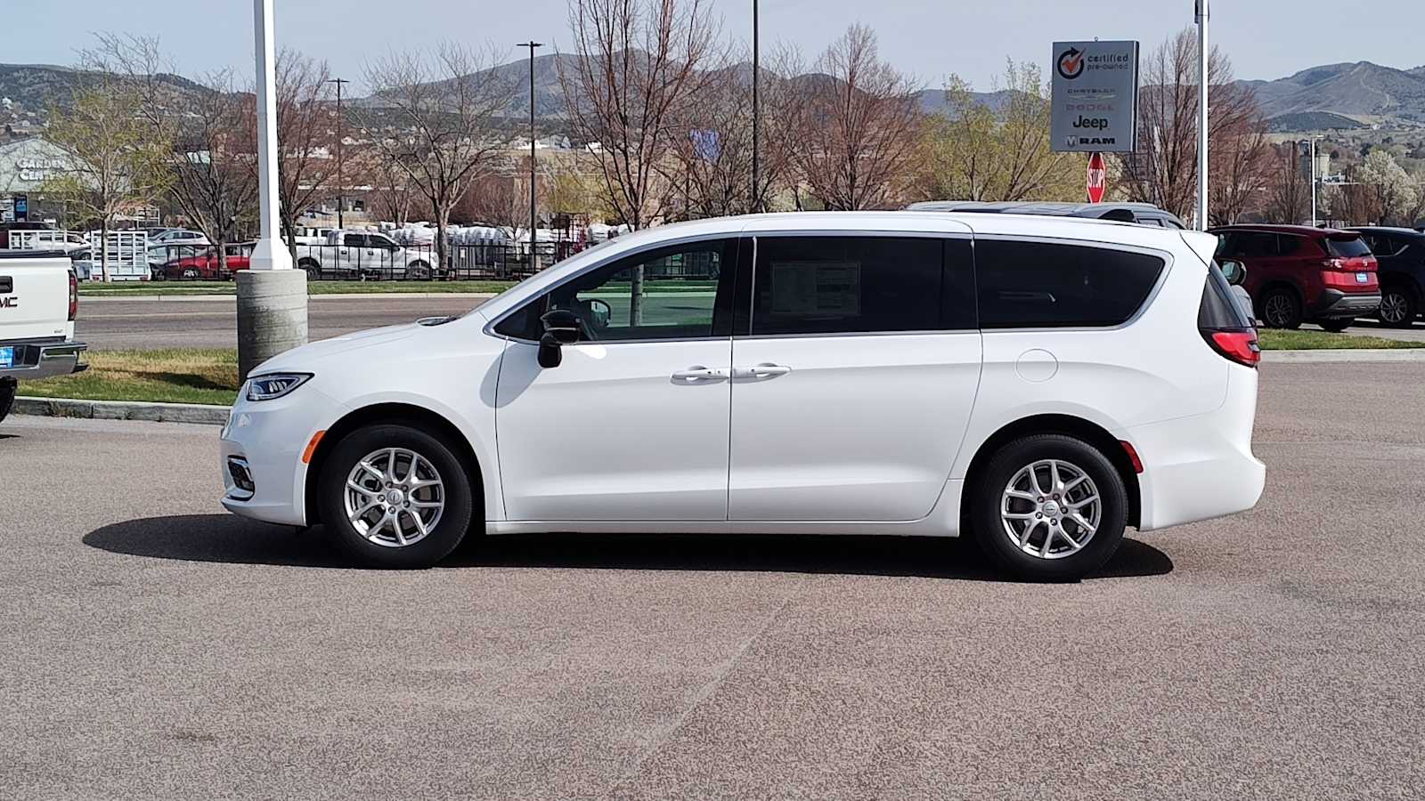 Thumbnail: 2026 Chrysler Pacifica - 3