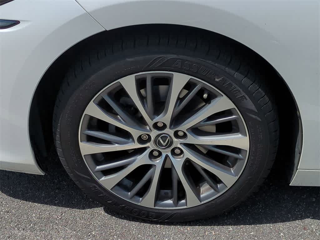 Thumbnail: 2021 Lexus ES - 14